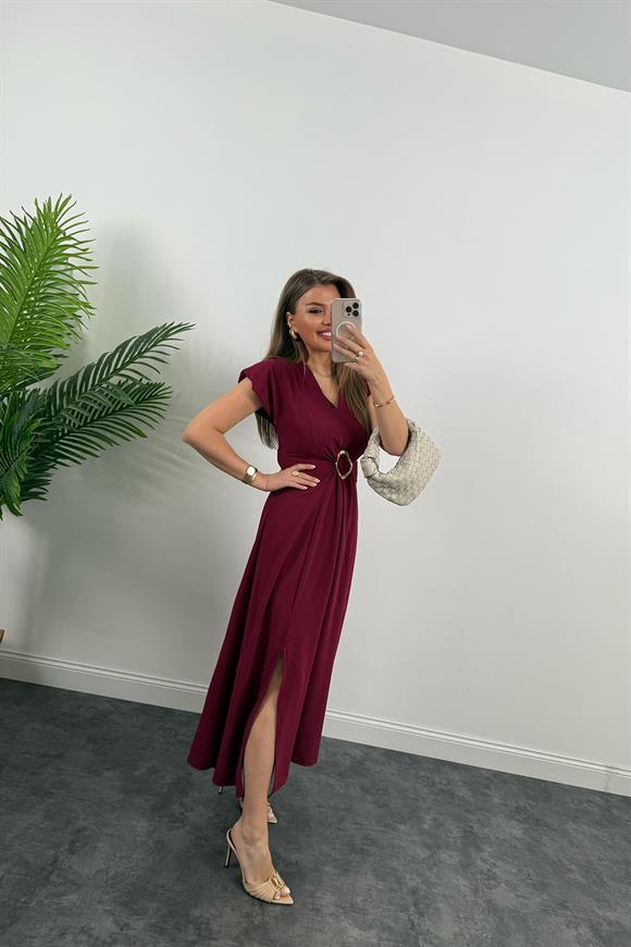 Vatkalı Çift Yırtmaçlı Gold Aksesuarlı Midi Boy Dökümlü Elbise Mürdüm