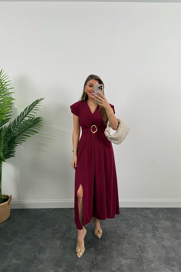 Vatkalı Çift Yırtmaçlı Gold Aksesuarlı Midi Boy Dökümlü Elbise Mürdüm