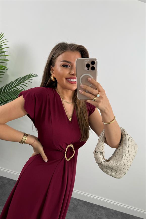 Vatkalı Çift Yırtmaçlı Gold Aksesuarlı Midi Boy Dökümlü Elbise Mürdüm