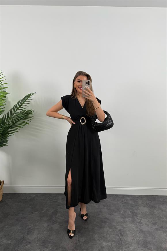 Vatkalı Çift Yırtmaçlı Gold Aksesuarlı Midi Boy Dökümlü Elbise Siyah