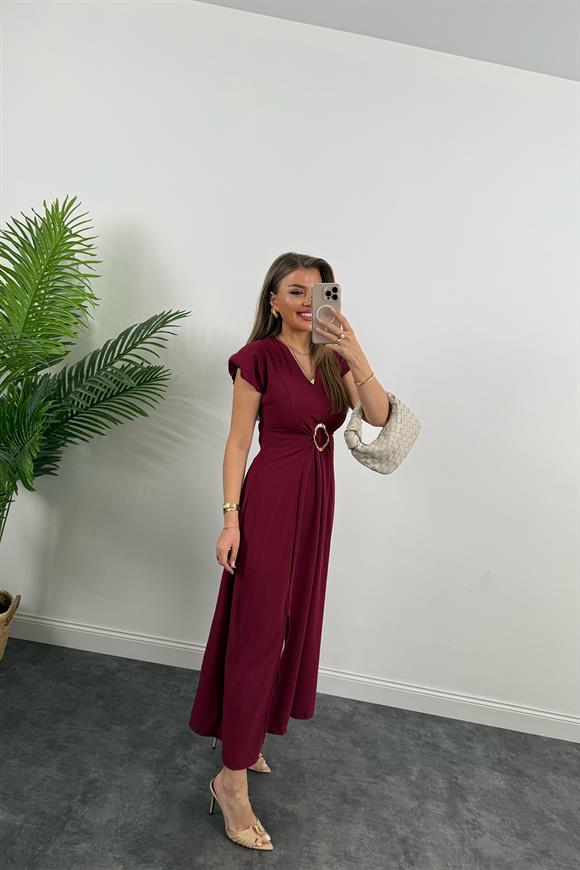 Vatkalı Çift Yırtmaçlı Gold Aksesuarlı Midi Boy Dökümlü Elbise Mürdüm