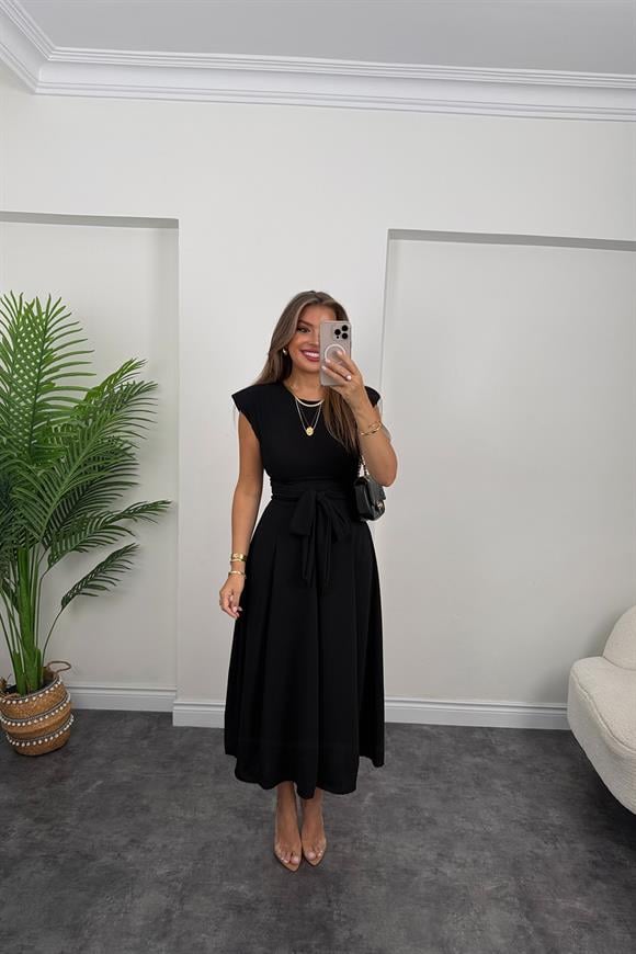 Vatkalı Kuşaklı Maxi Kloş Elbise Siyah