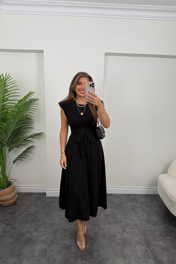 Vatkalı Kuşaklı Maxi Kloş Elbise Siyah