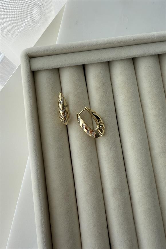 Xupıng V Taş Detaylı Oval Küpe
