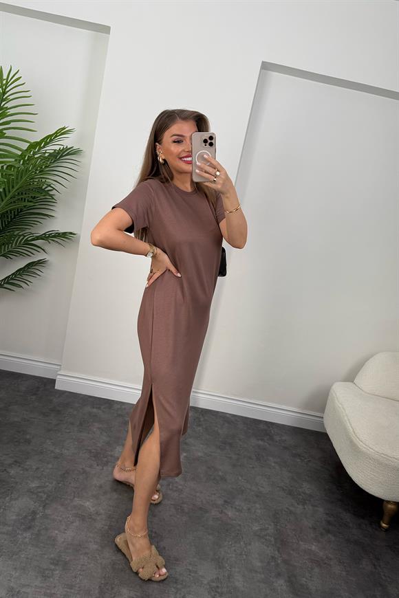 Yanı Yırtmaçlı Midi Boy Basic Elbise Kahverengi