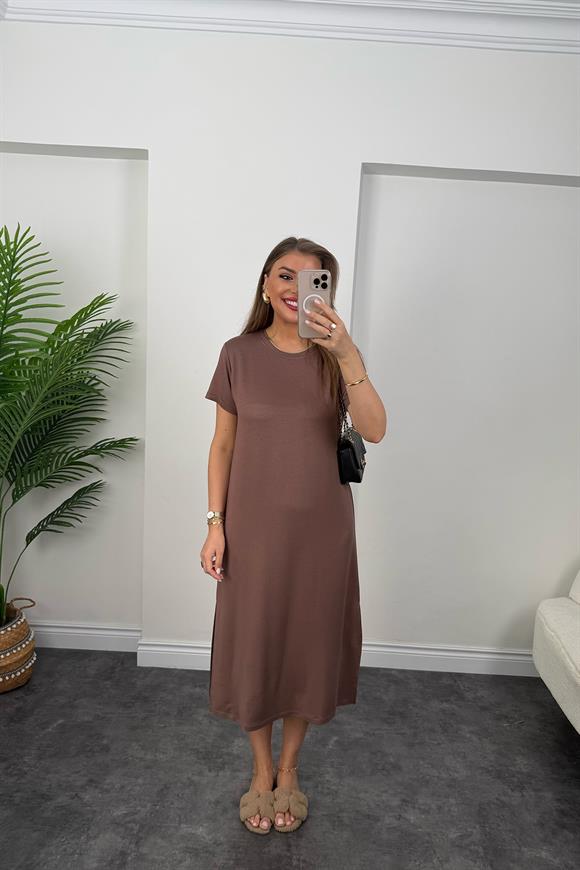 Yanı Yırtmaçlı Midi Boy Basic Elbise Kahverengi