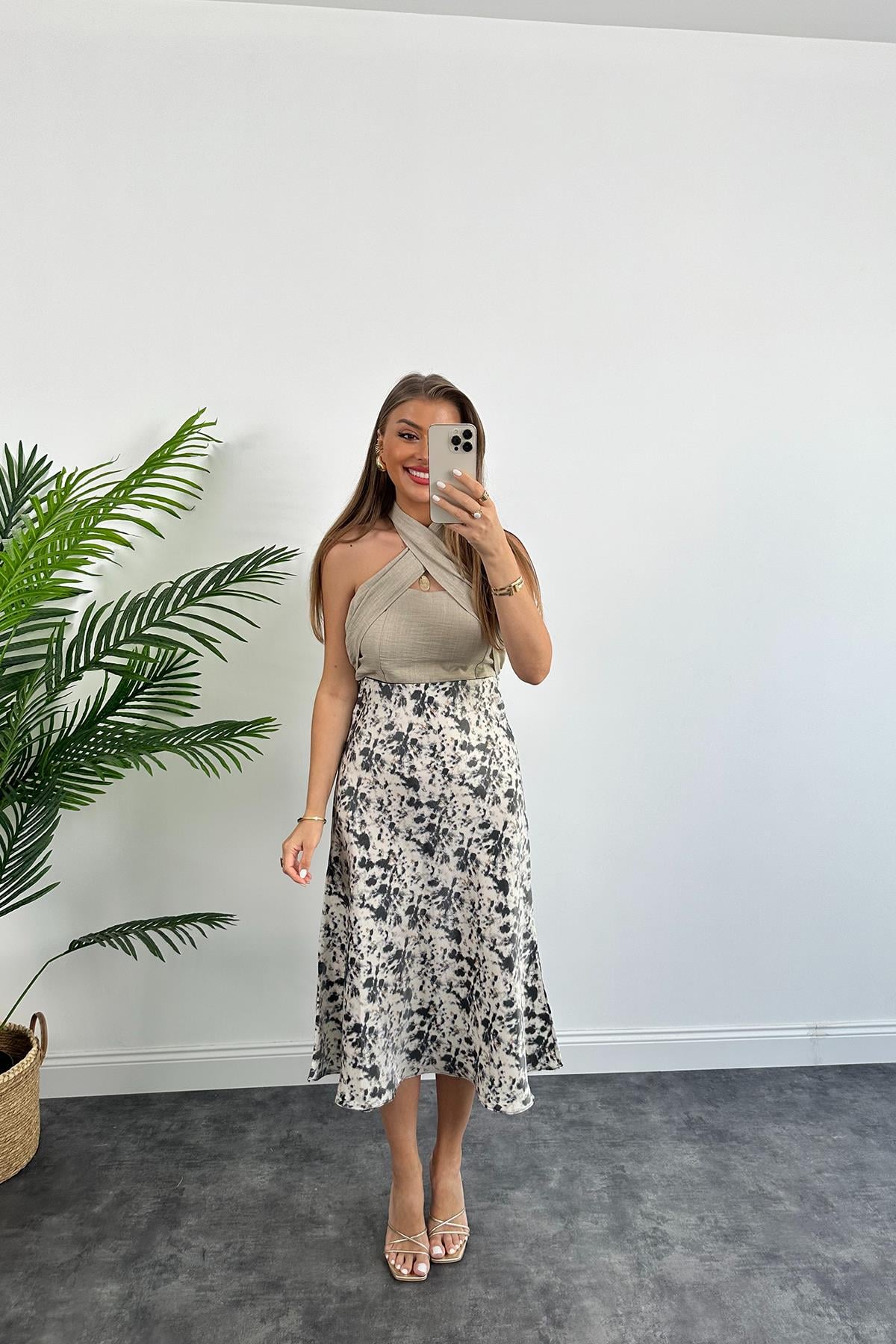 1. Sınıf Kalite Dışı Saten İçi Viskos Özel Dokulu Midi Boy Siyah Taş Desenli Etek