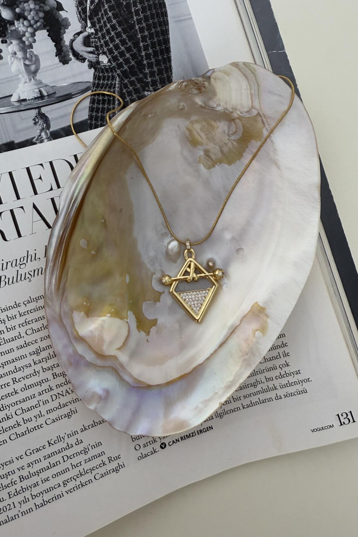 Çelik Üçgen Taş Detaylı Marka Model Kolye