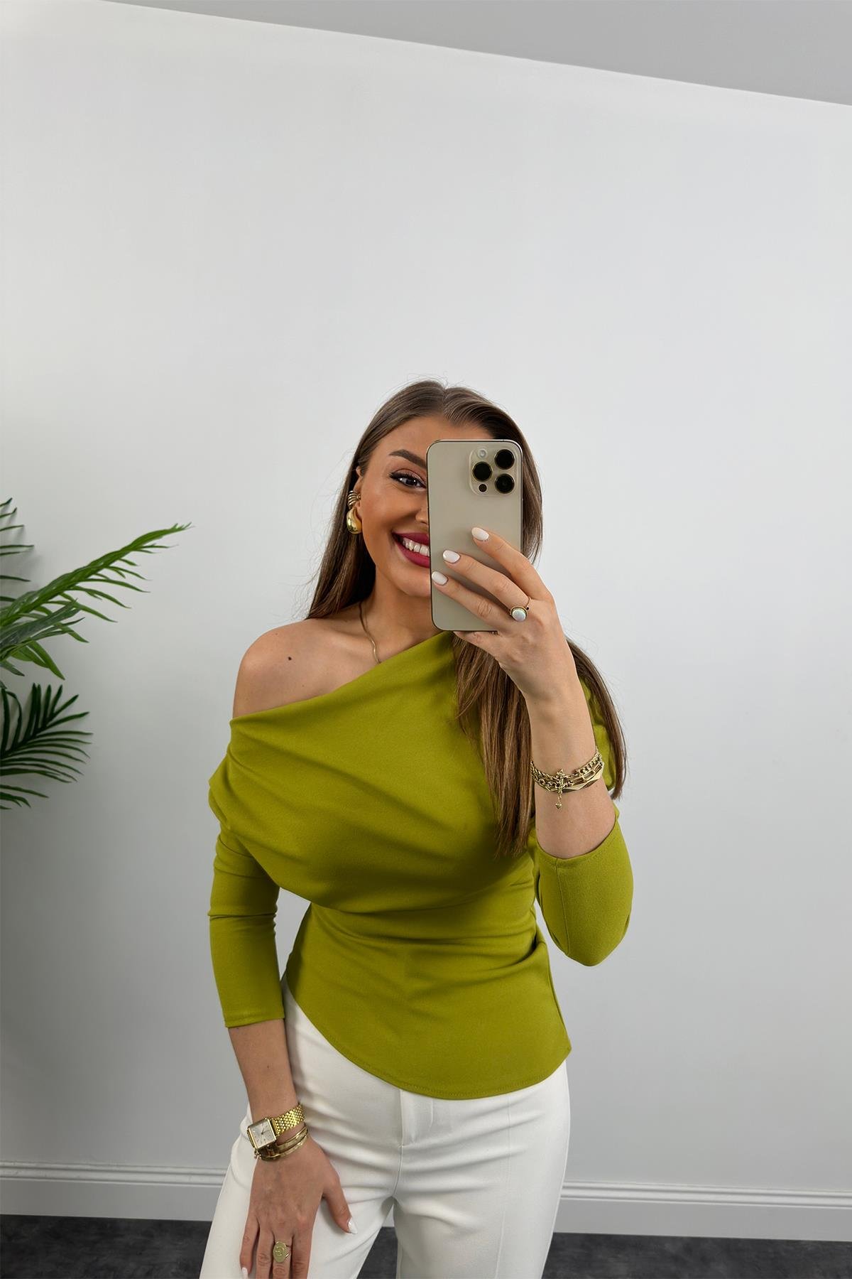 Düşük Omuz Drapeli Asimetrik Krep Bluz Yeşil