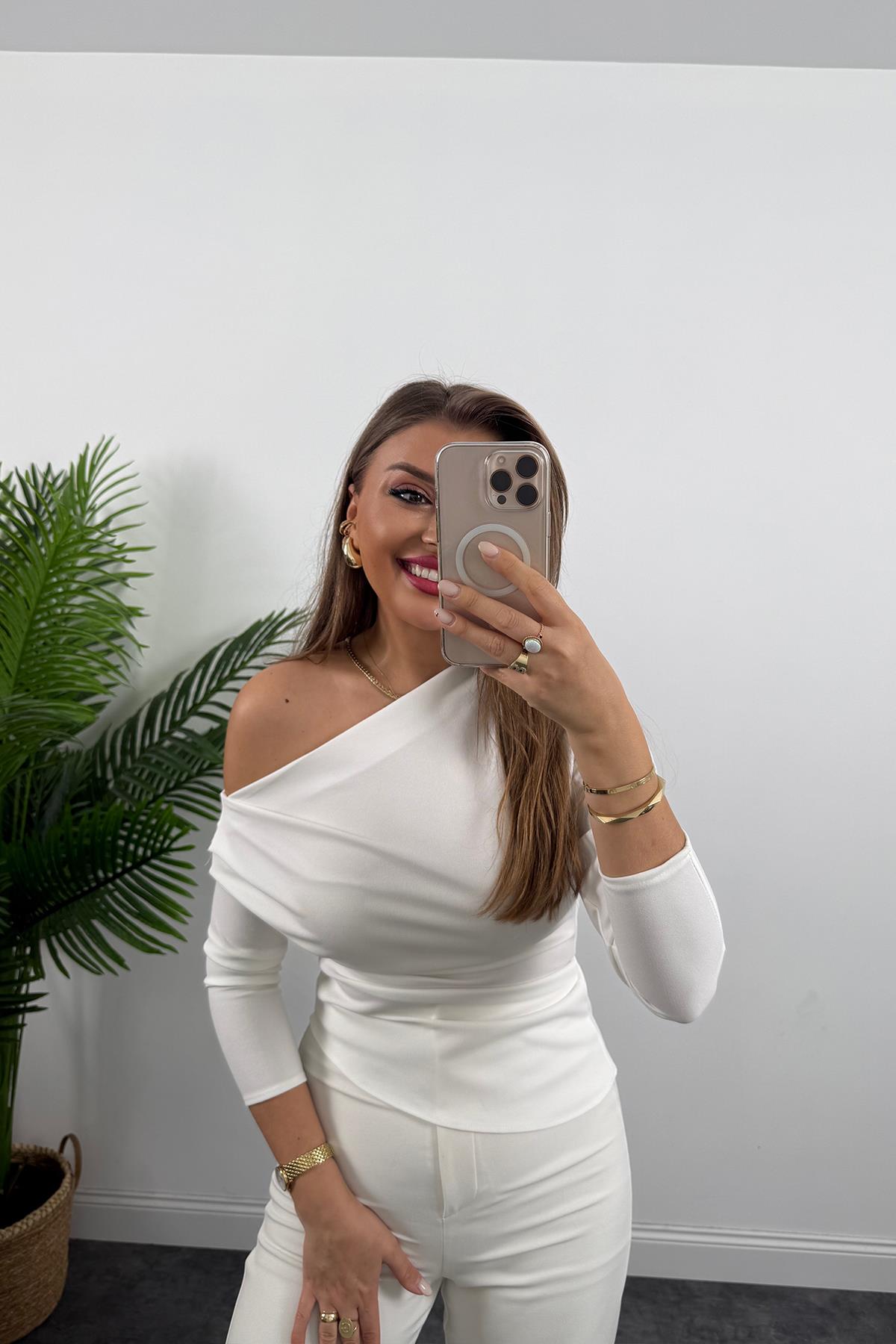 Düşük Omuz Drapeli Asimetrik Krep Bluz Beyaz