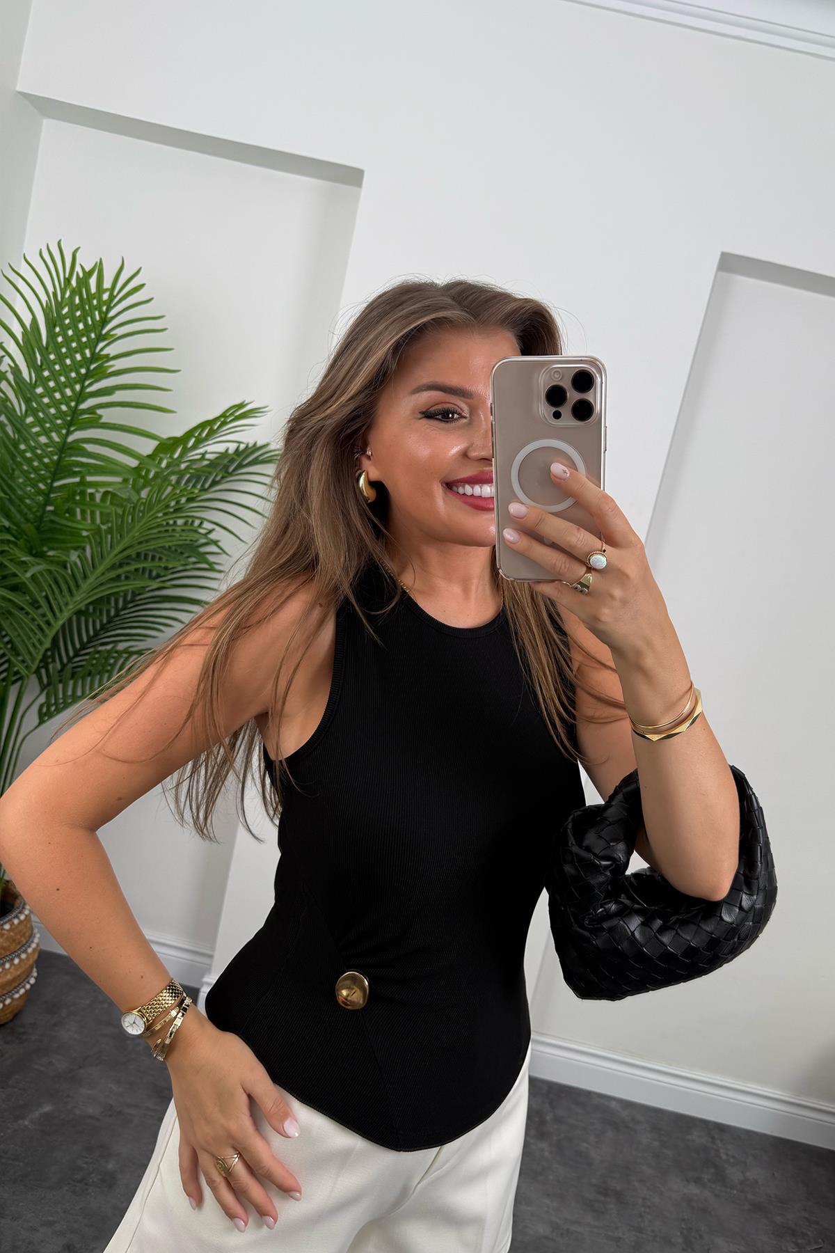 Eteği Gold Aksesuarlı Sıfır Kol Likralı Ottoman Bluz Siyah