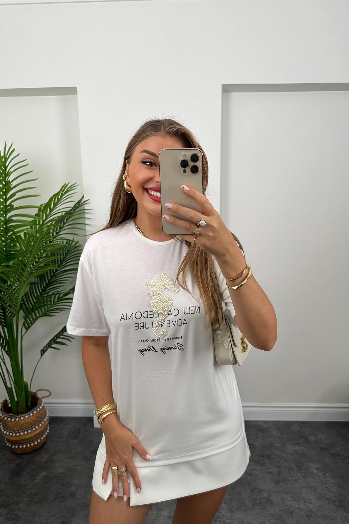 İncili Deniz Atı Tasarım Basic Tshirt Beyaz