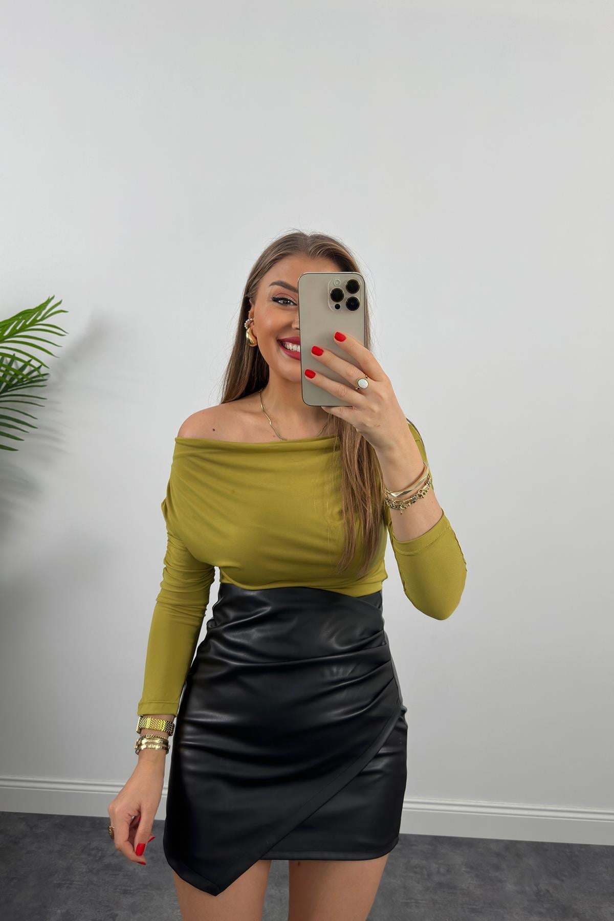 Kayık Yaka Drapeli Likralı Tasarım Bluz Yağ Yeşili