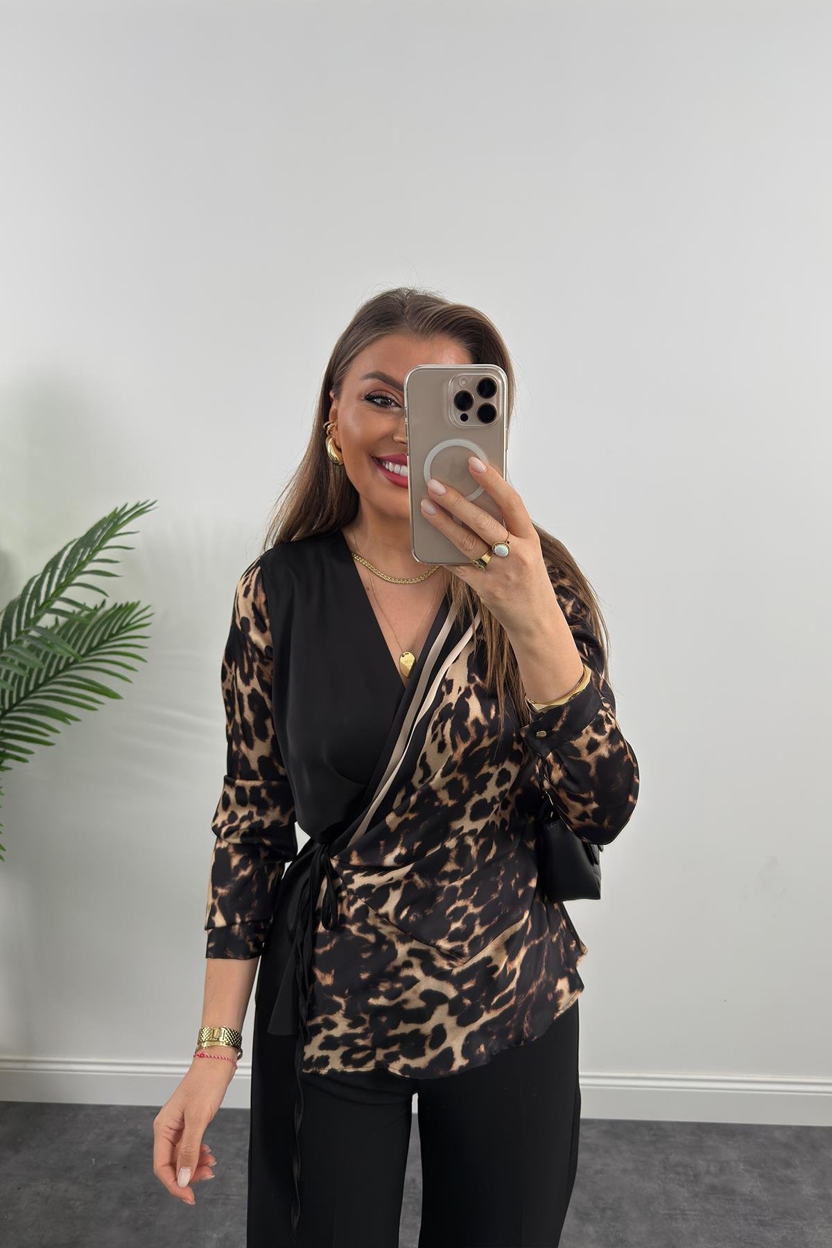 Lüx Kalite İpek Saten Yakası Şeritli Kruvaze Leopar Bluz Siyah Kahve