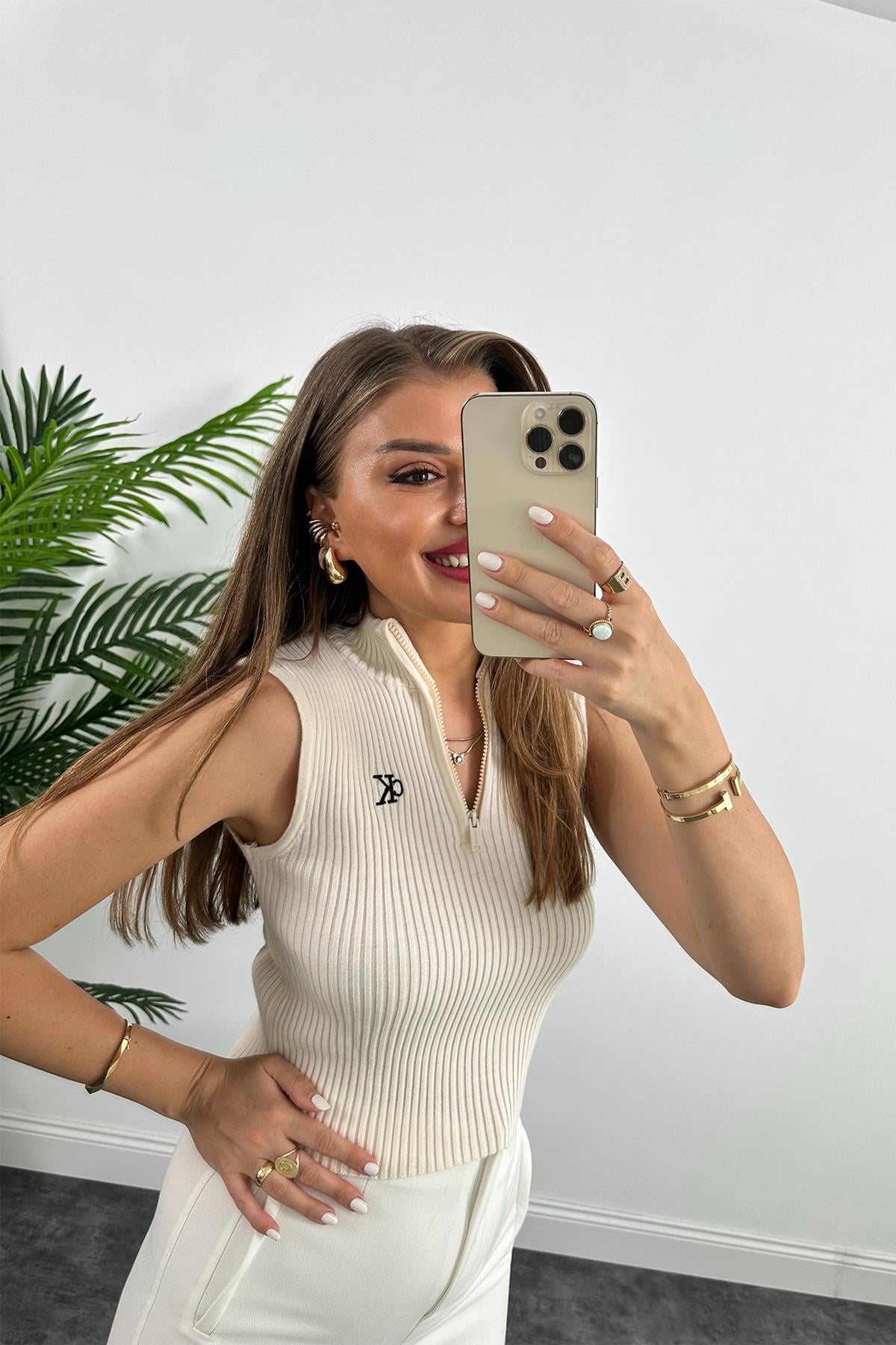Lüx Marka Model Yakası Fermuarlı Kolsuz Triko Bluz Ekru