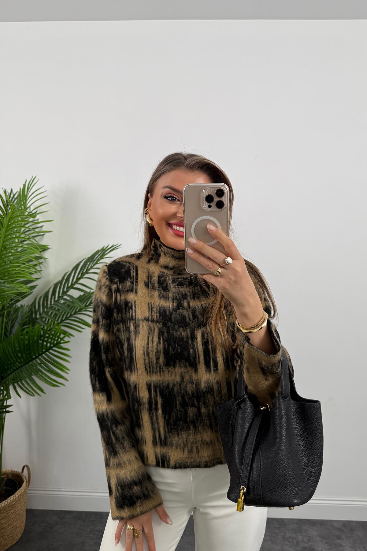 Marka Model Dik Yaka Şardonlu Yumoş Kazak Siyah Camel