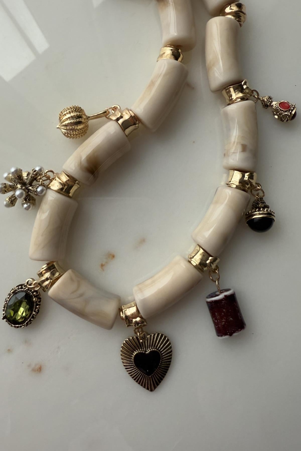 Marka Model Kemik Charmlı Kolye