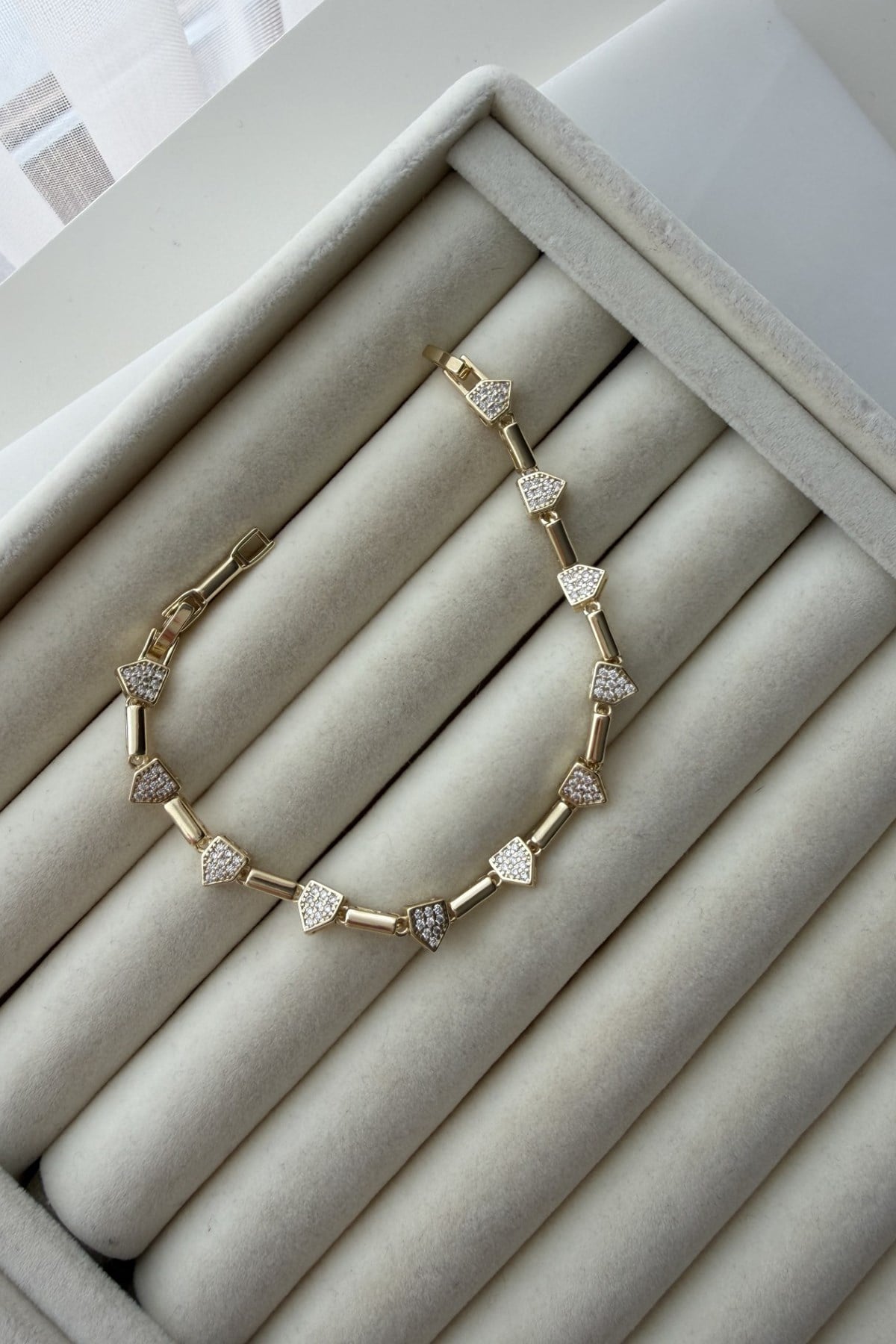 Özel Seri Araları Plaka Zirkon Taşlı Köşeli Bileklik