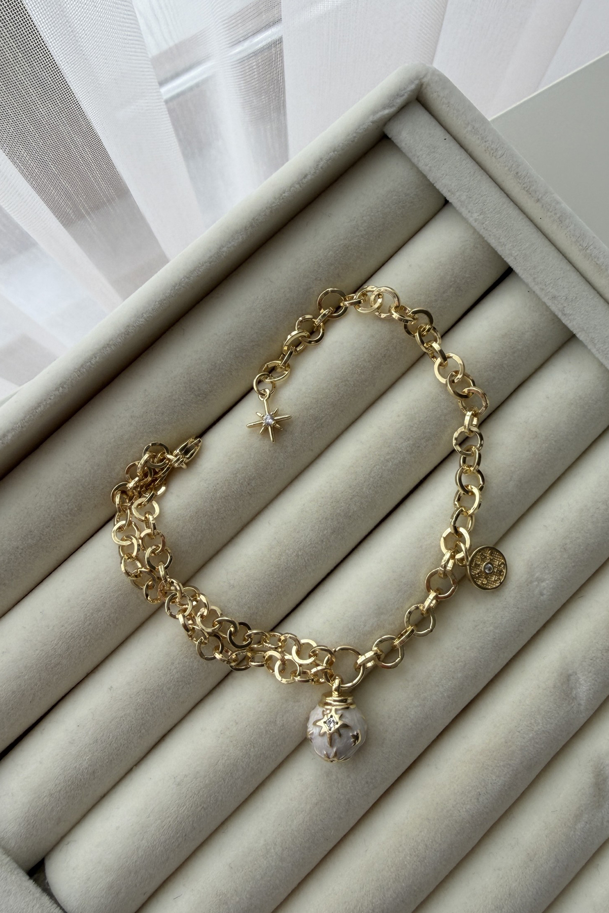 Özel Seri Marka Model Sedefli Top Charmlı Bileklik