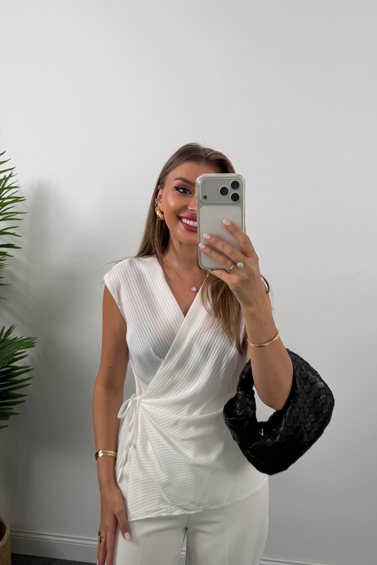 Premium Seri İpek Saten Kruvaze Kolsuz Bluz Beyaz