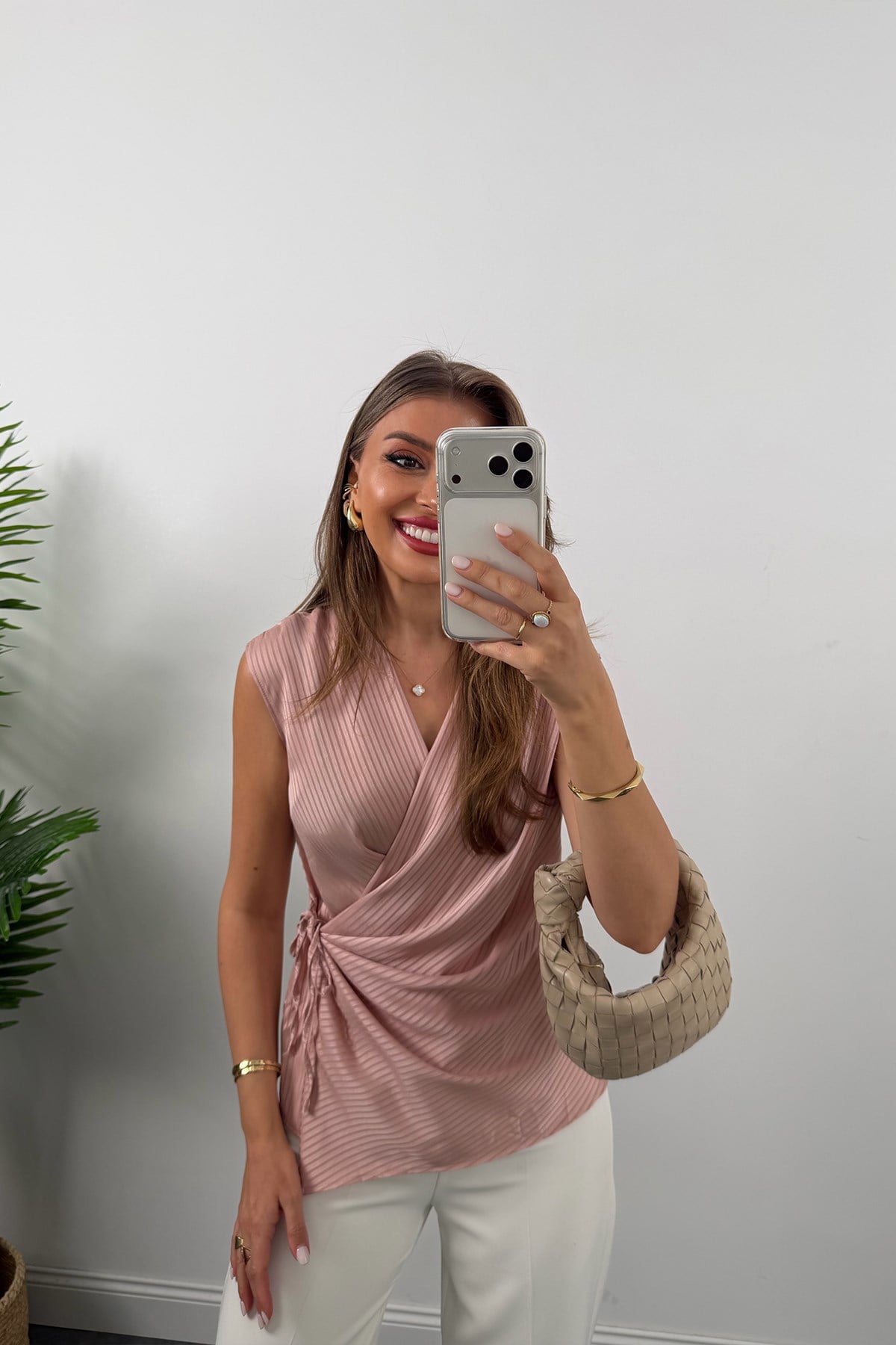 Premium Seri İpek Saten Kruvaze Kolsuz Bluz Pastel Pembe