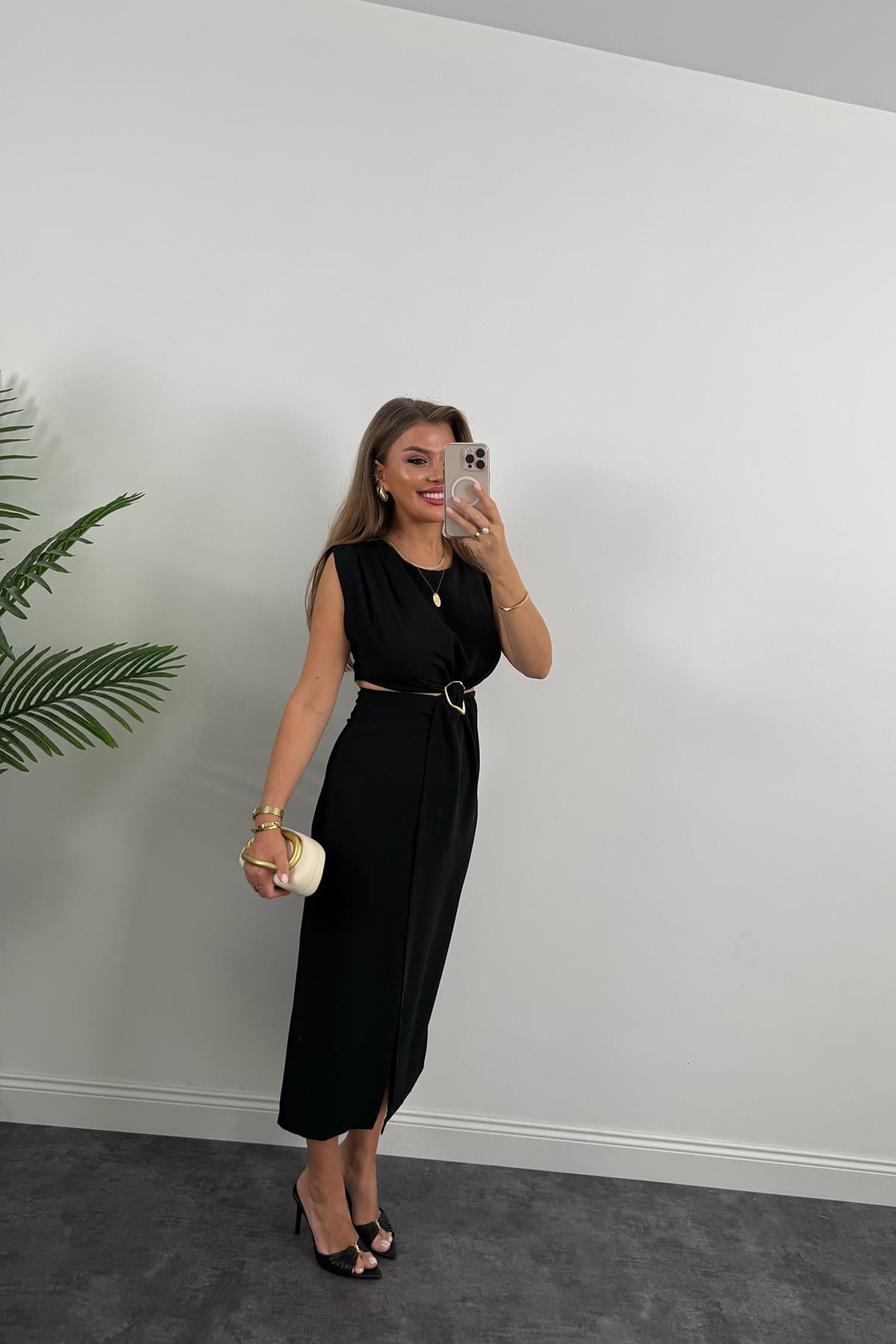 Premium Seri Yanları Dekolteli Gold Aksesuarlı Midi Elbise Siyah