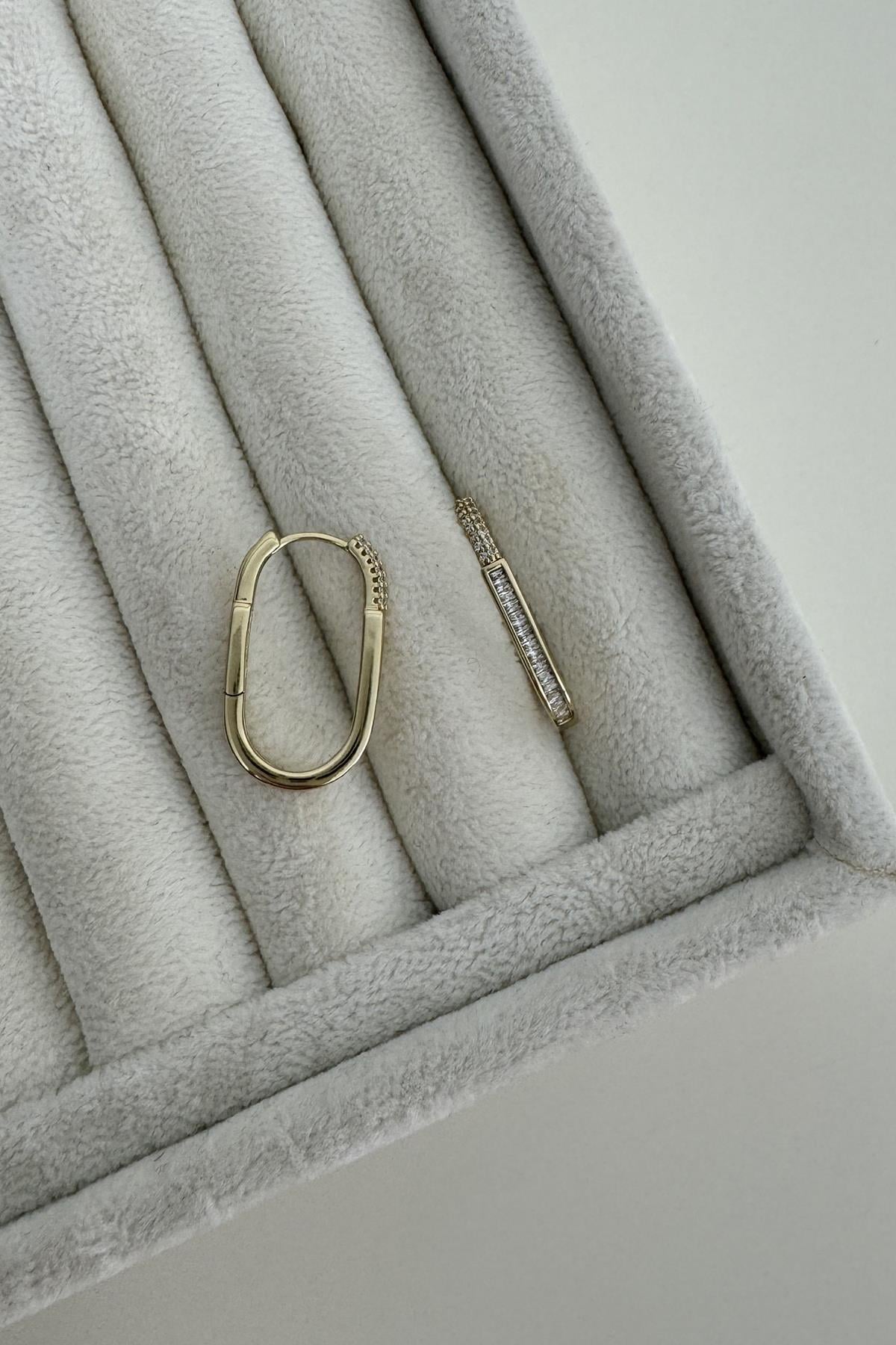 Xuping Taşlı U Küpe