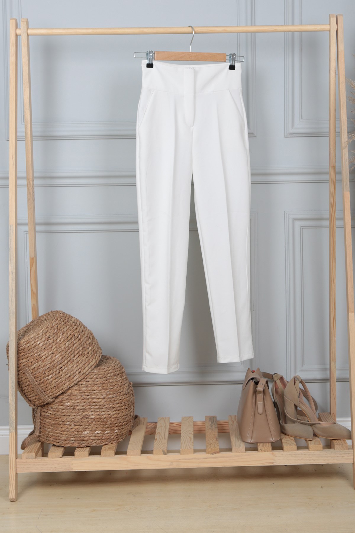 Kadın Beyaz Dar Paça Cepli Kumaş Pantolon