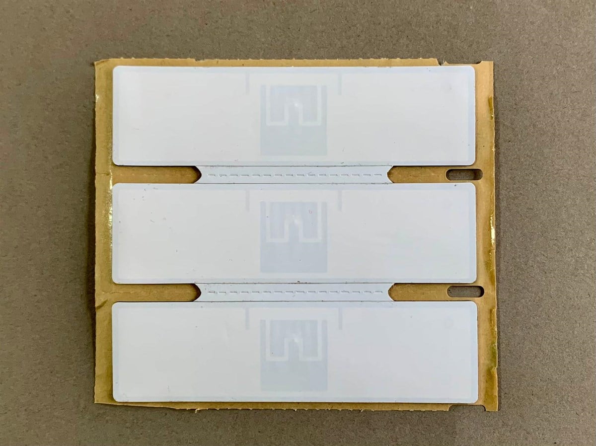Z300 UHF Metal Üstü Mukavemetli Esnek RFID Etiket