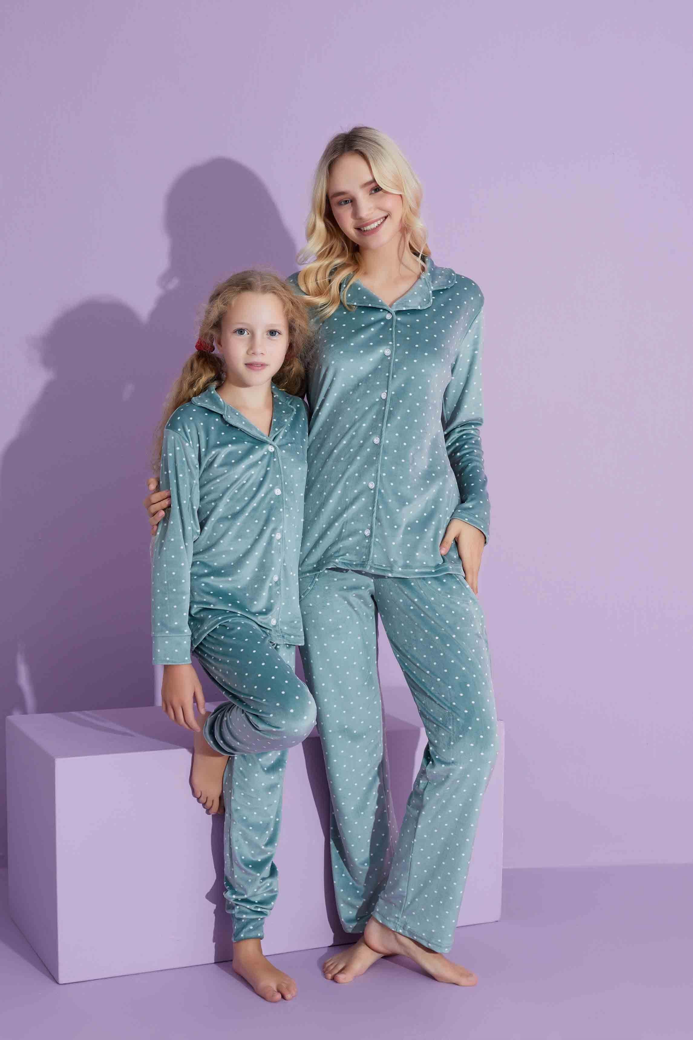 Puantiyeli Model Boydan Düğmeli Kadife Anne/Kız Çocuk Pijama Takımı 2800-Mint Puantiyeli