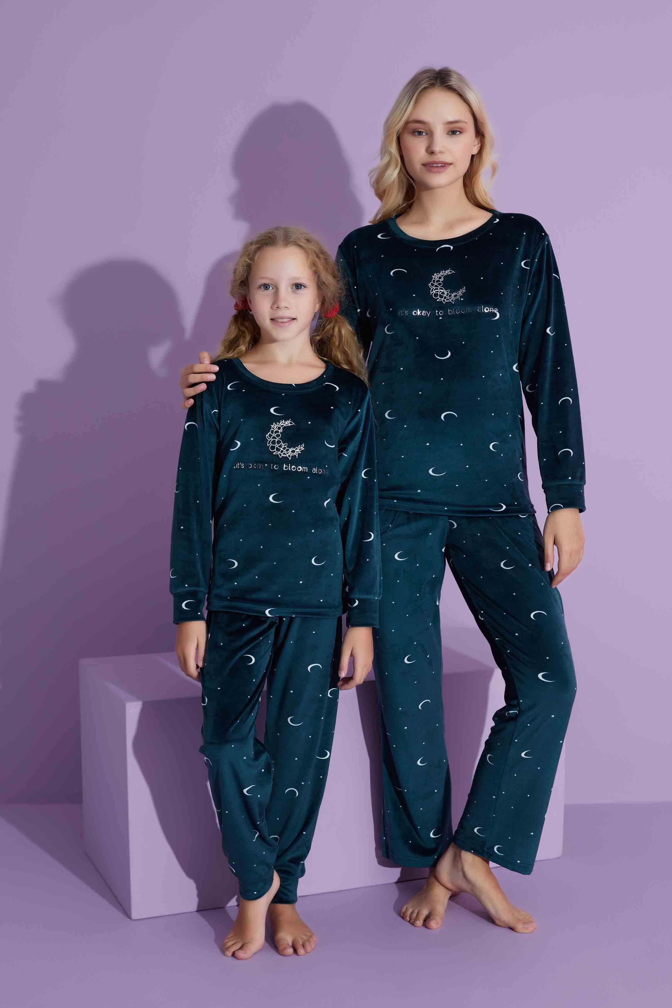 Yeni Sezon Ay Desenli Trend Model Kadife Anne/Kız Çocuk Pijama Takımı 2776-Zümrüt Yeşili