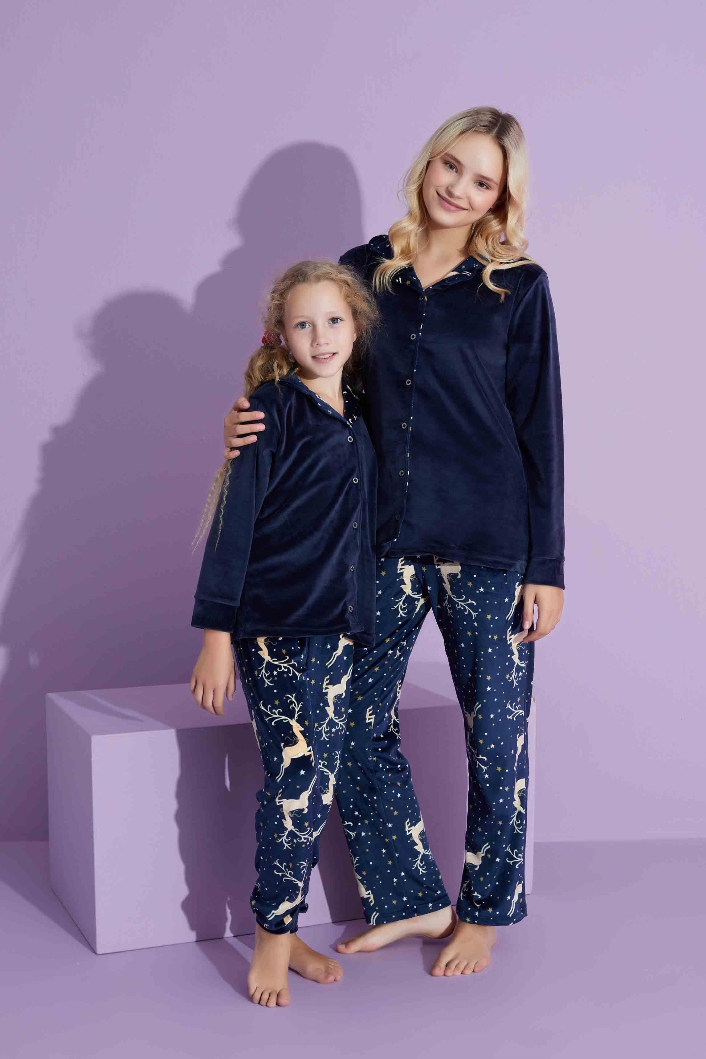 Yeni Sezon Trend Model Boydan Düğmeli Kadife Anne/Kız Çocuk Pijama Takımı 2800-Lacivert Geyikli