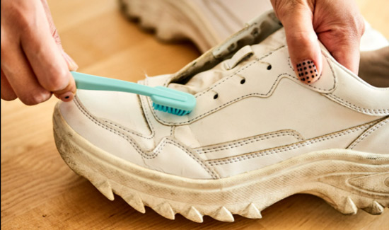 fırça ile beyaz ayakkabı temizlemek