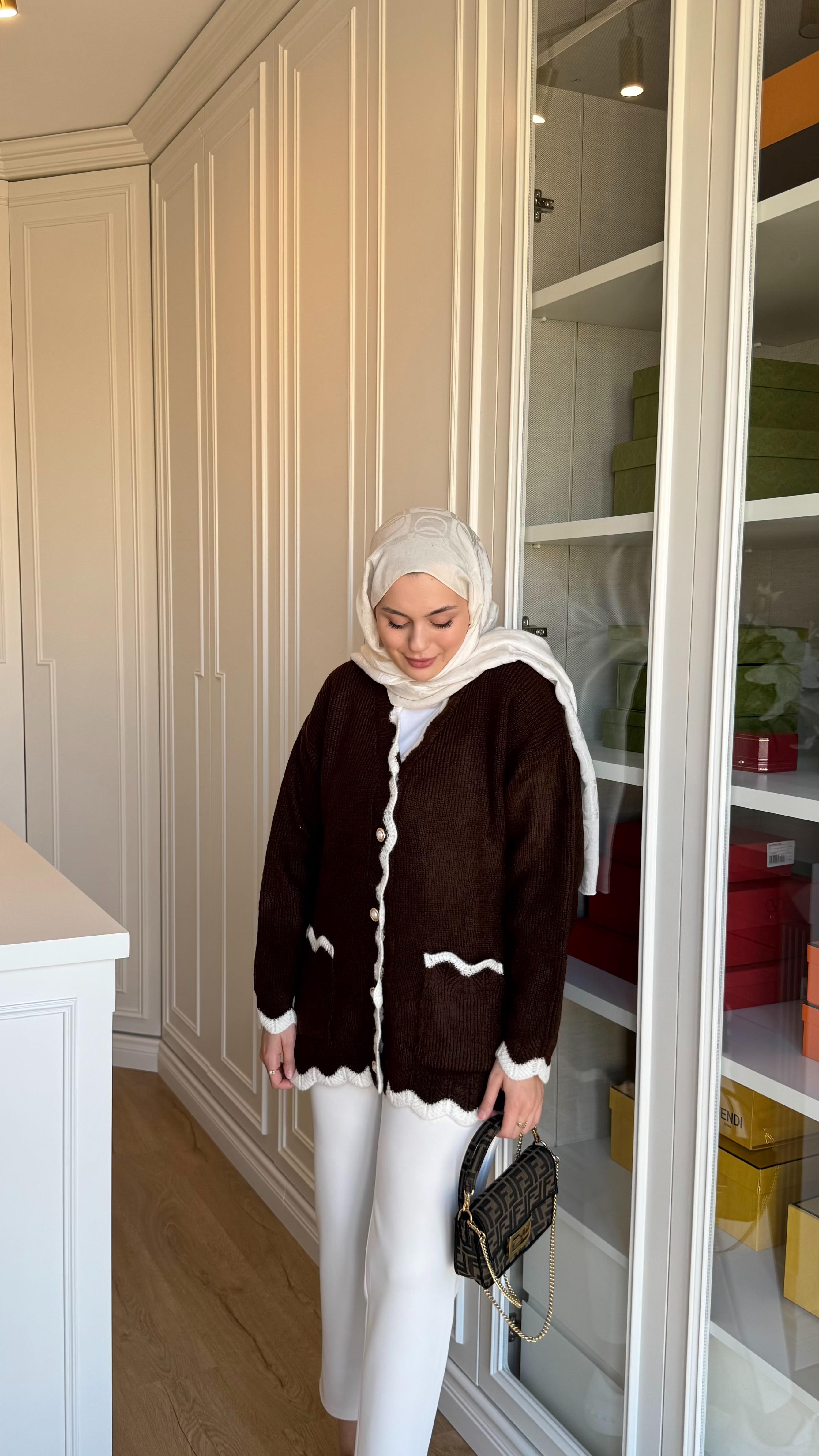 İnci Düğmeli Hırka Acı Kahve