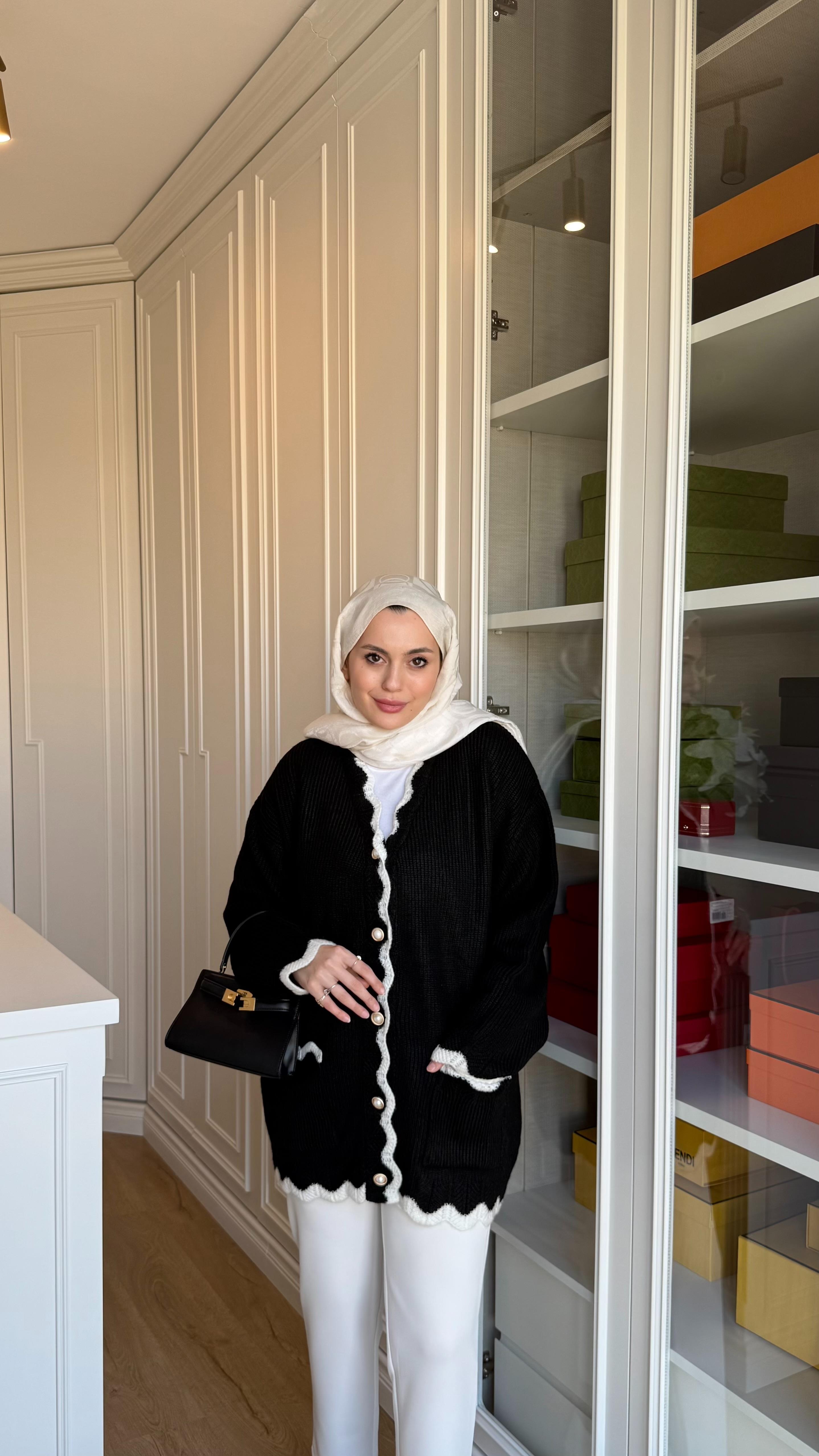 İnci Düğmeli Hırka Siyah