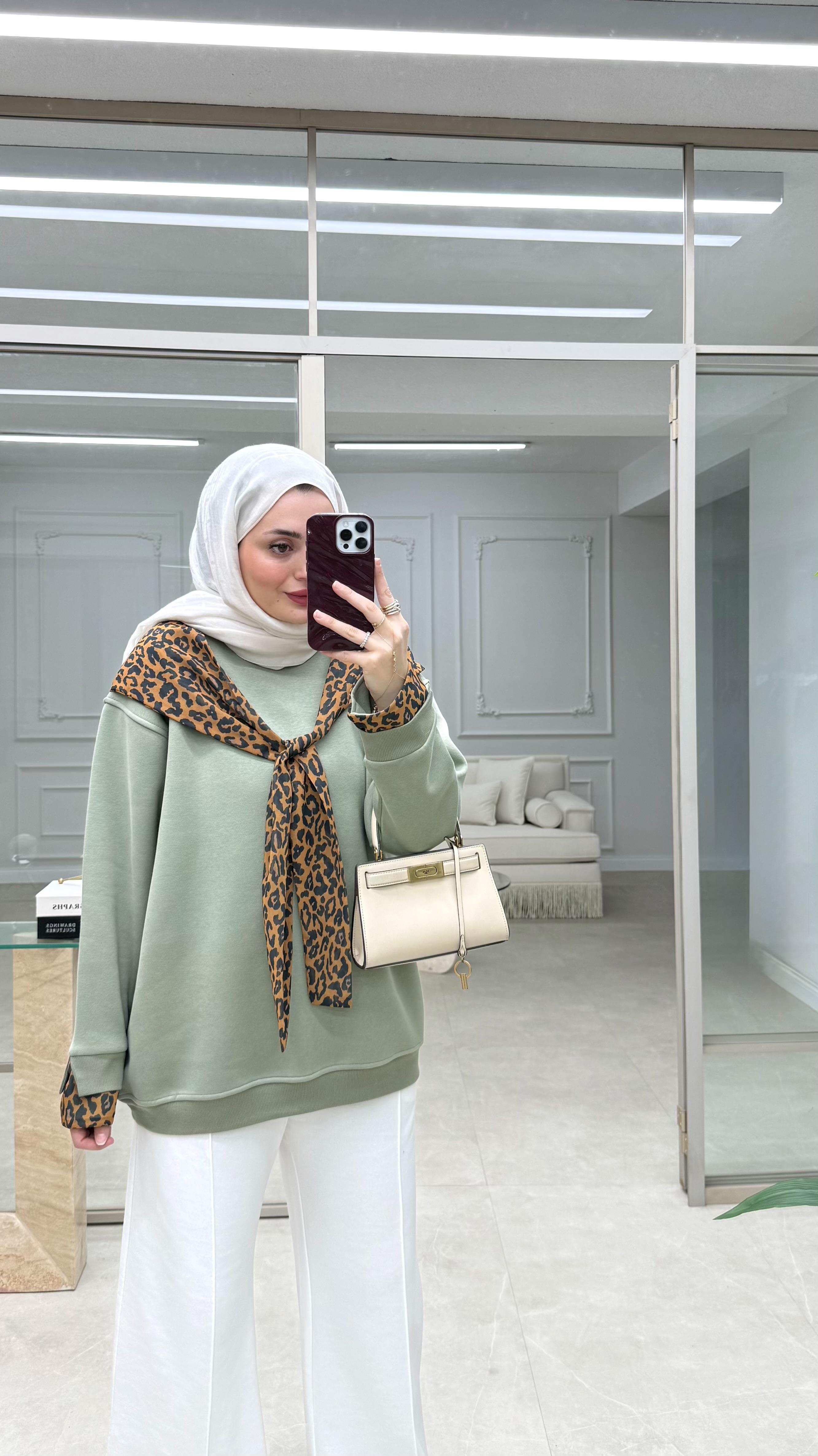 Leopar Fularlı Sweatshirt Çağla