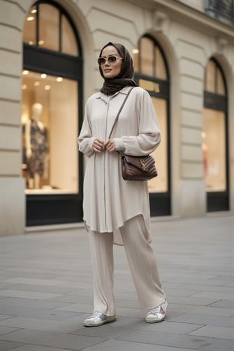 Pileli Saten Gömlekli Takım Bej