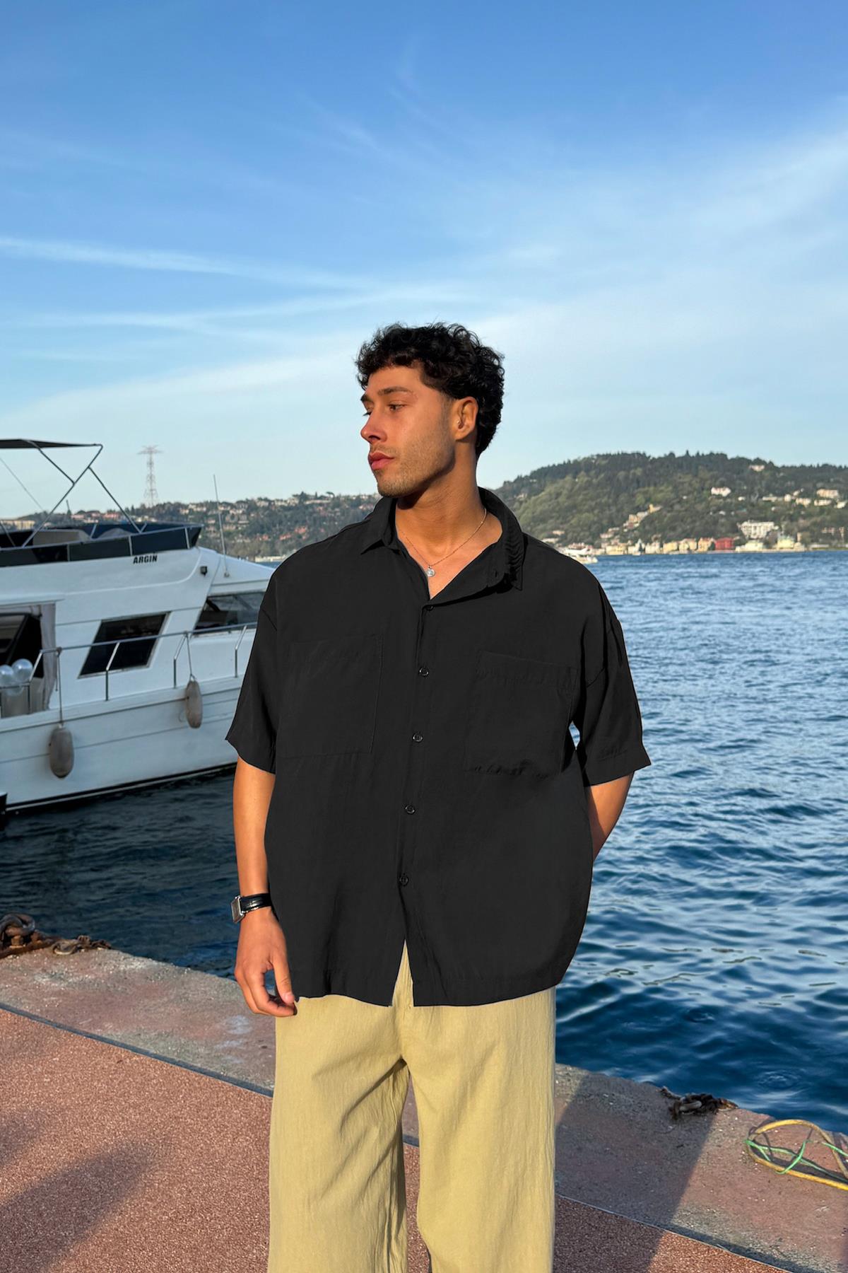 Ön Cep Detaylı Siyah Kısa Kol Gömlek