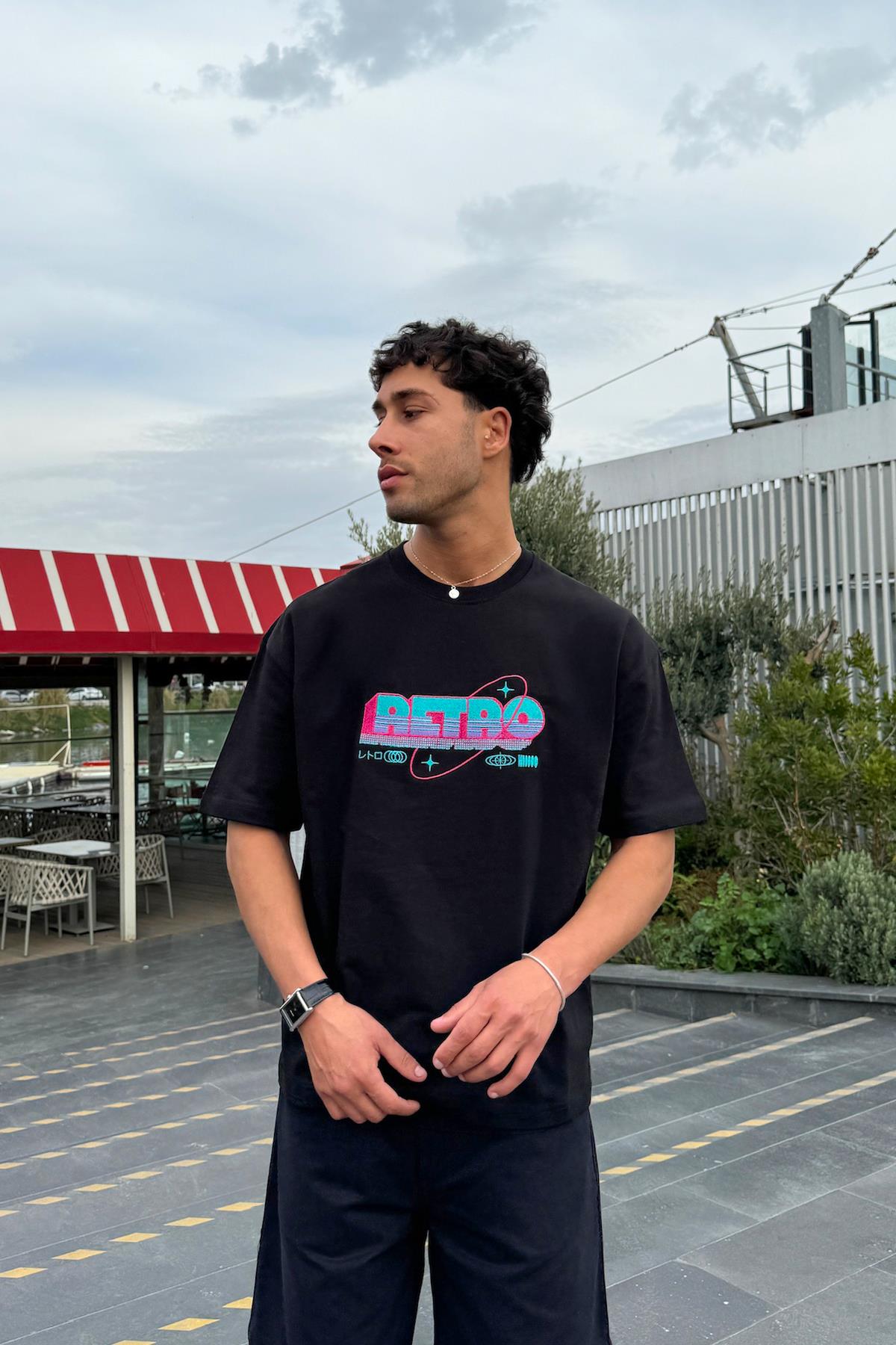 Retro Nakışlı Siyah Oversize Tişört
