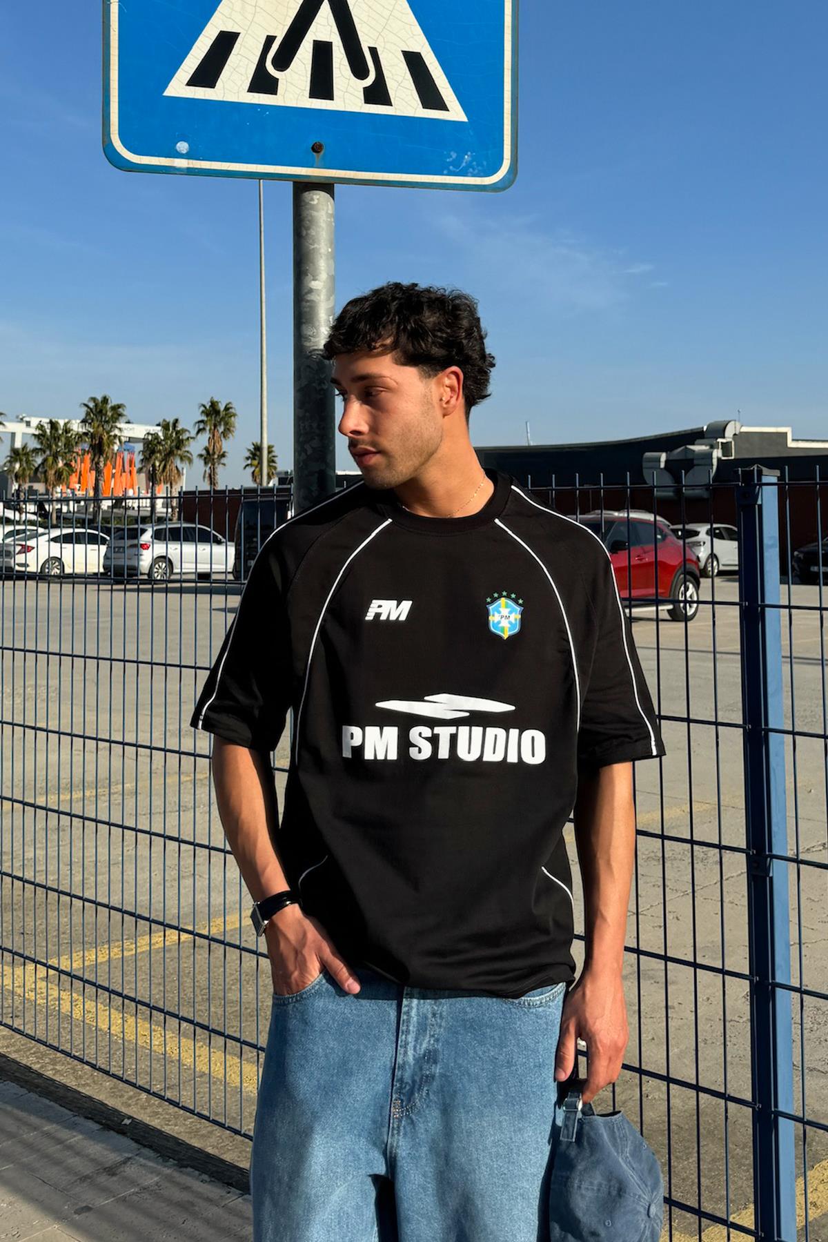 Şeritli Pm Studio Baskılı Siyah Tişört