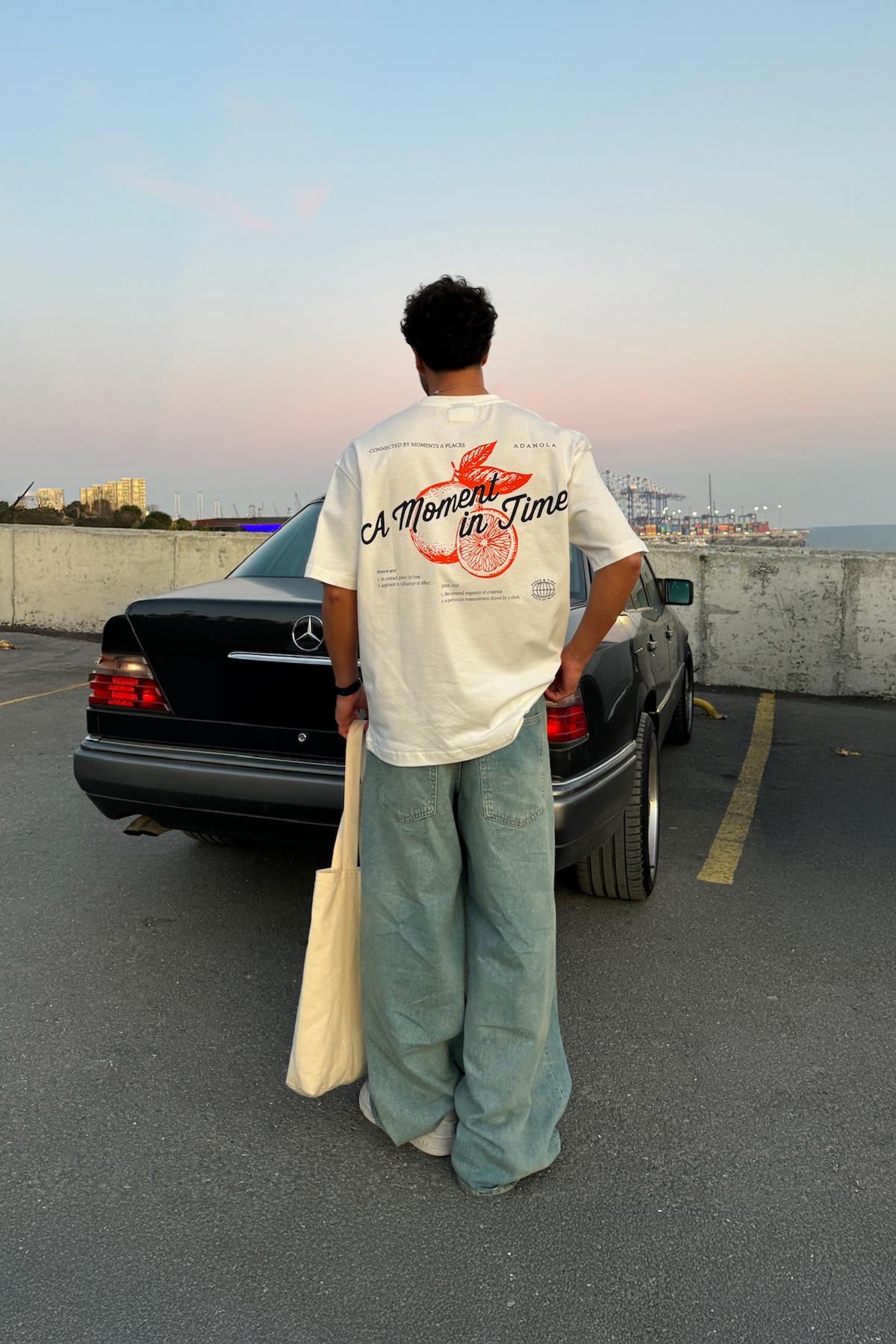 A Moment İn Time Baskılı Ekru Oversize Tişört