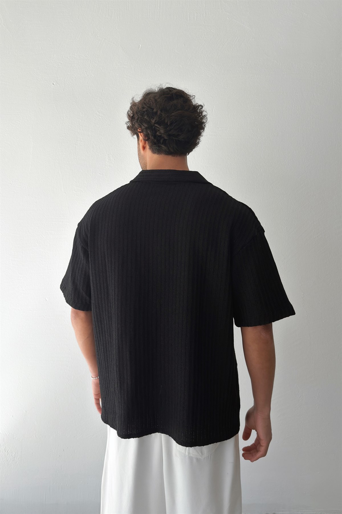 Apaş Yaka Siyah Örme Triko Gömlek