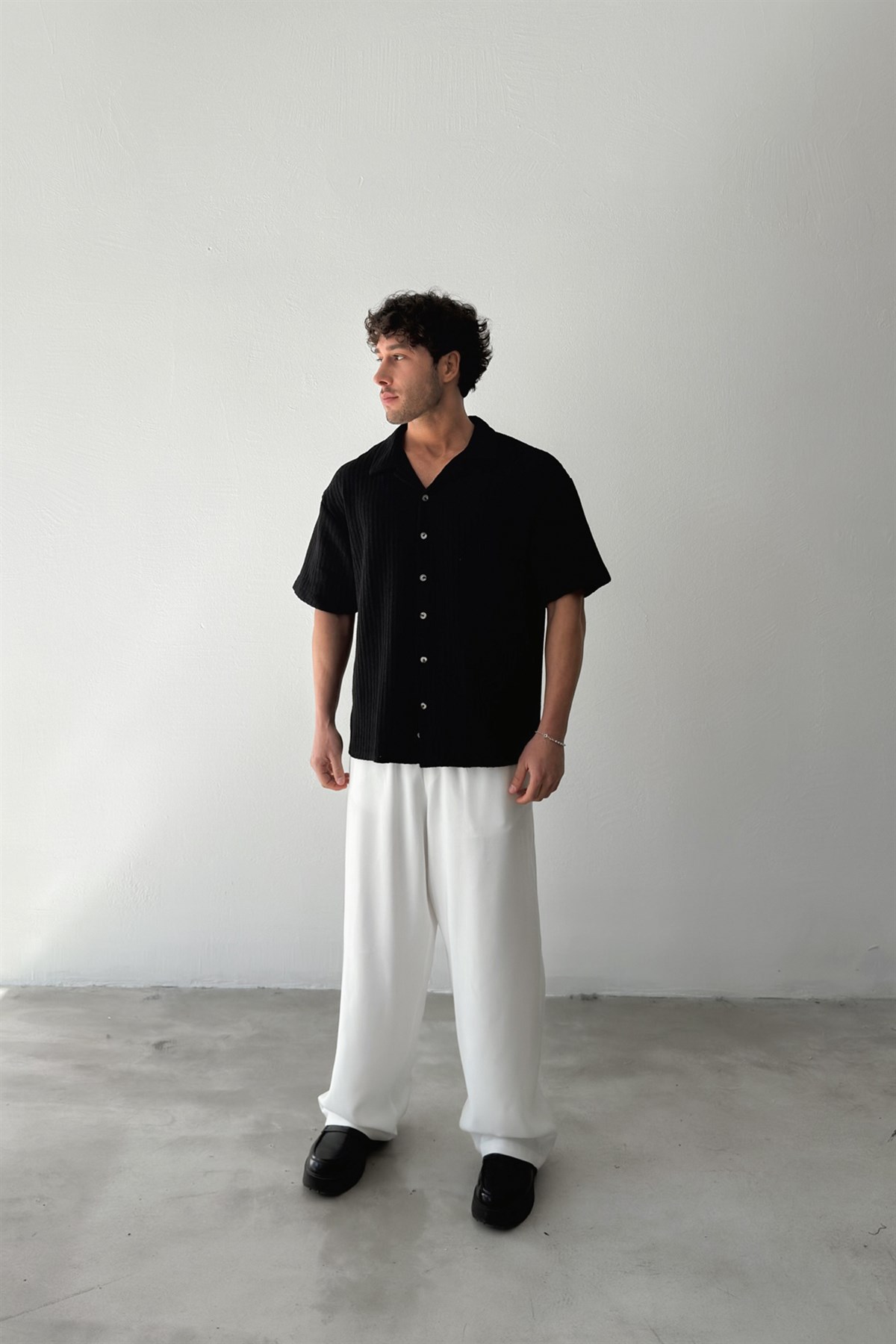 Apaş Yaka Siyah Örme Triko Gömlek