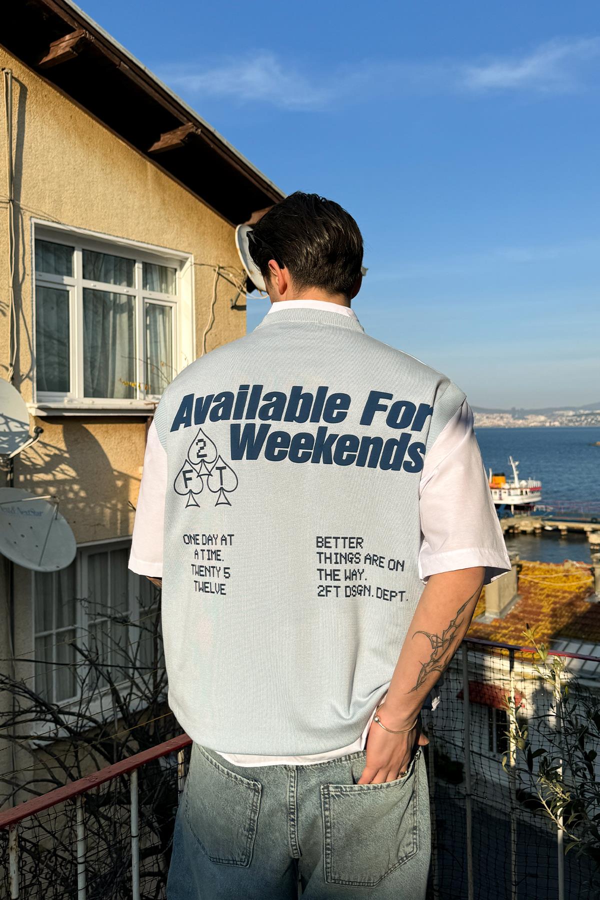 Available For Weekends Sırt Baskılı Mavi Süveter