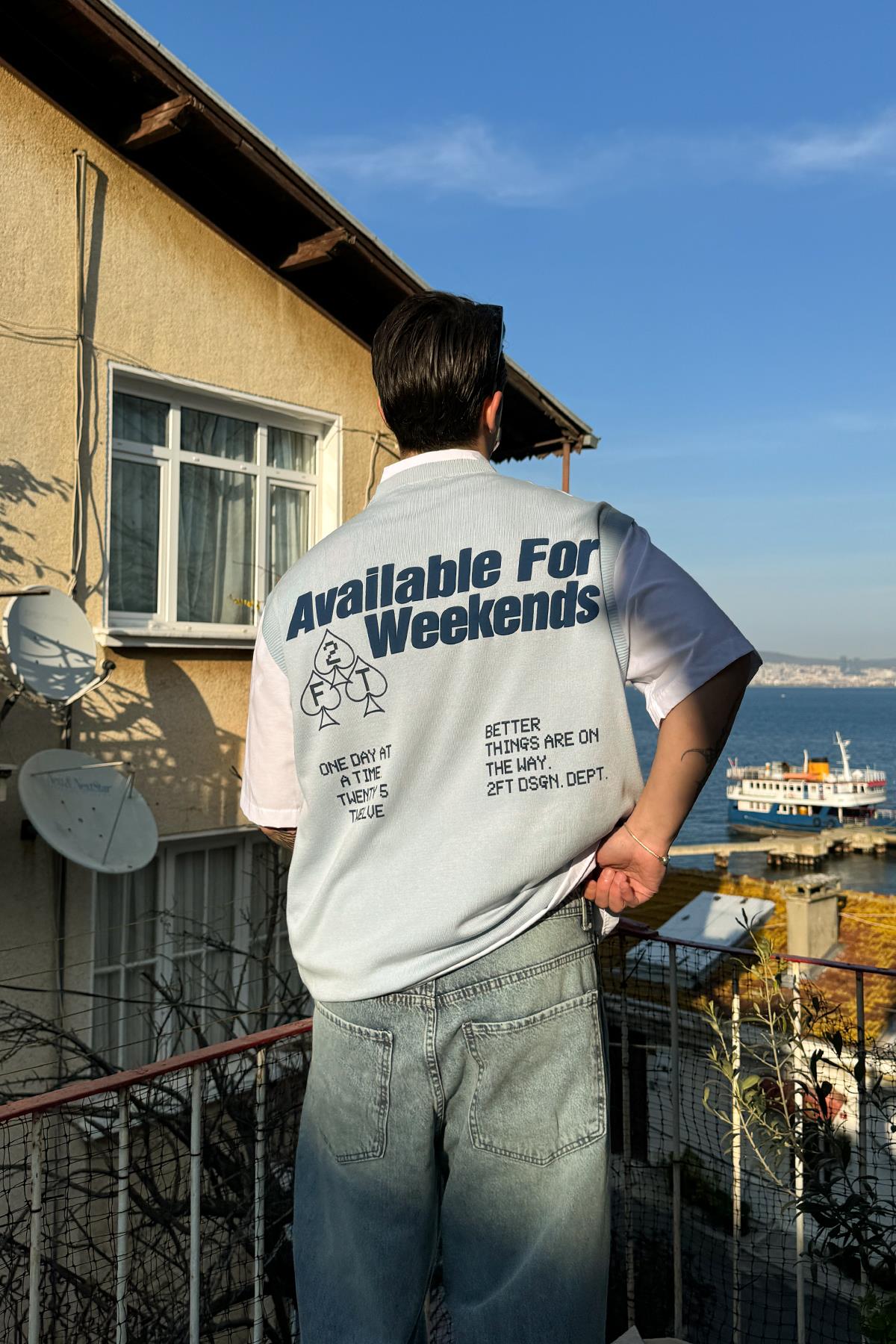 Available For Weekends Sırt Baskılı Mavi Süveter