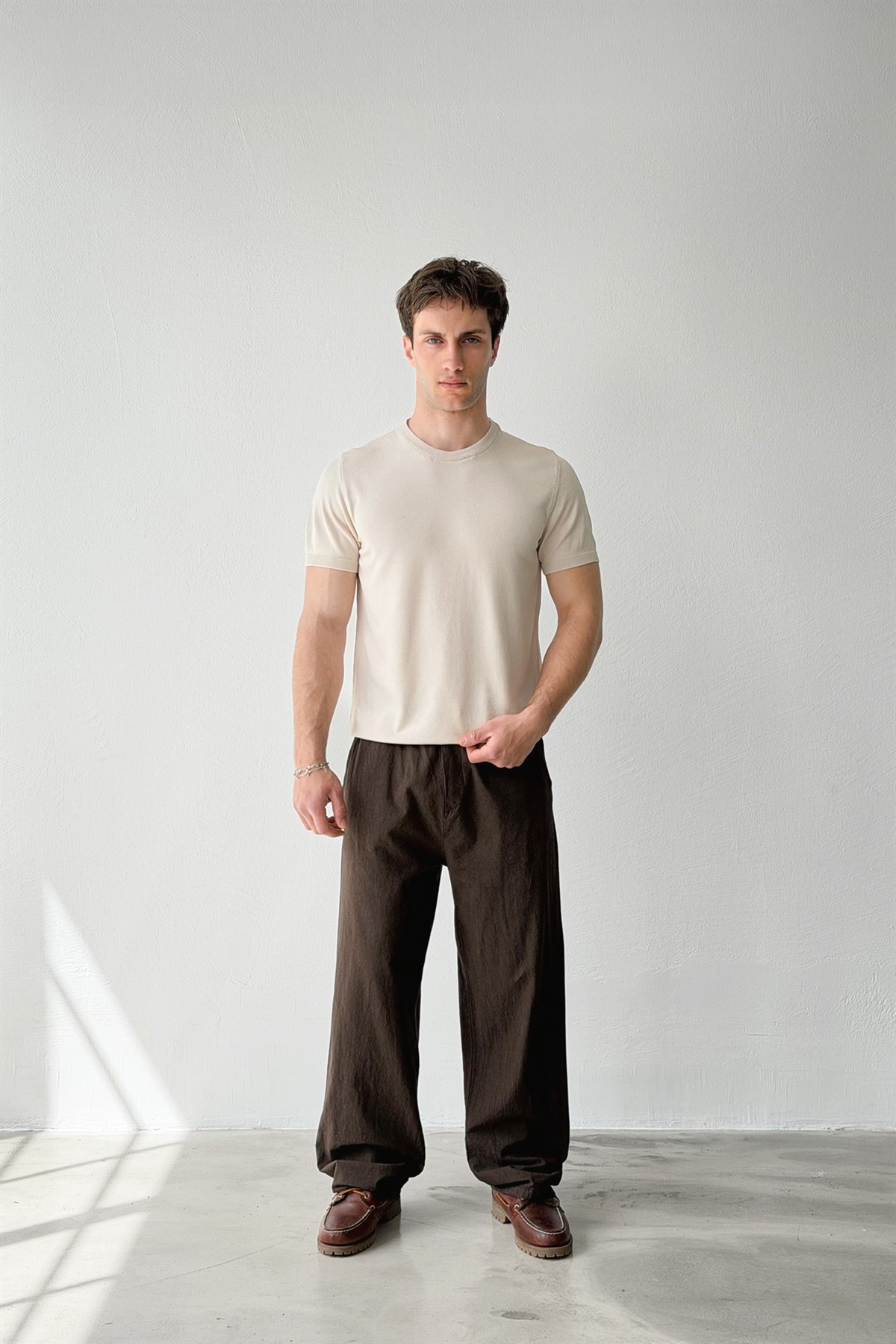 Basic Bisiklet Yaka Açık Kahve Triko Tişört