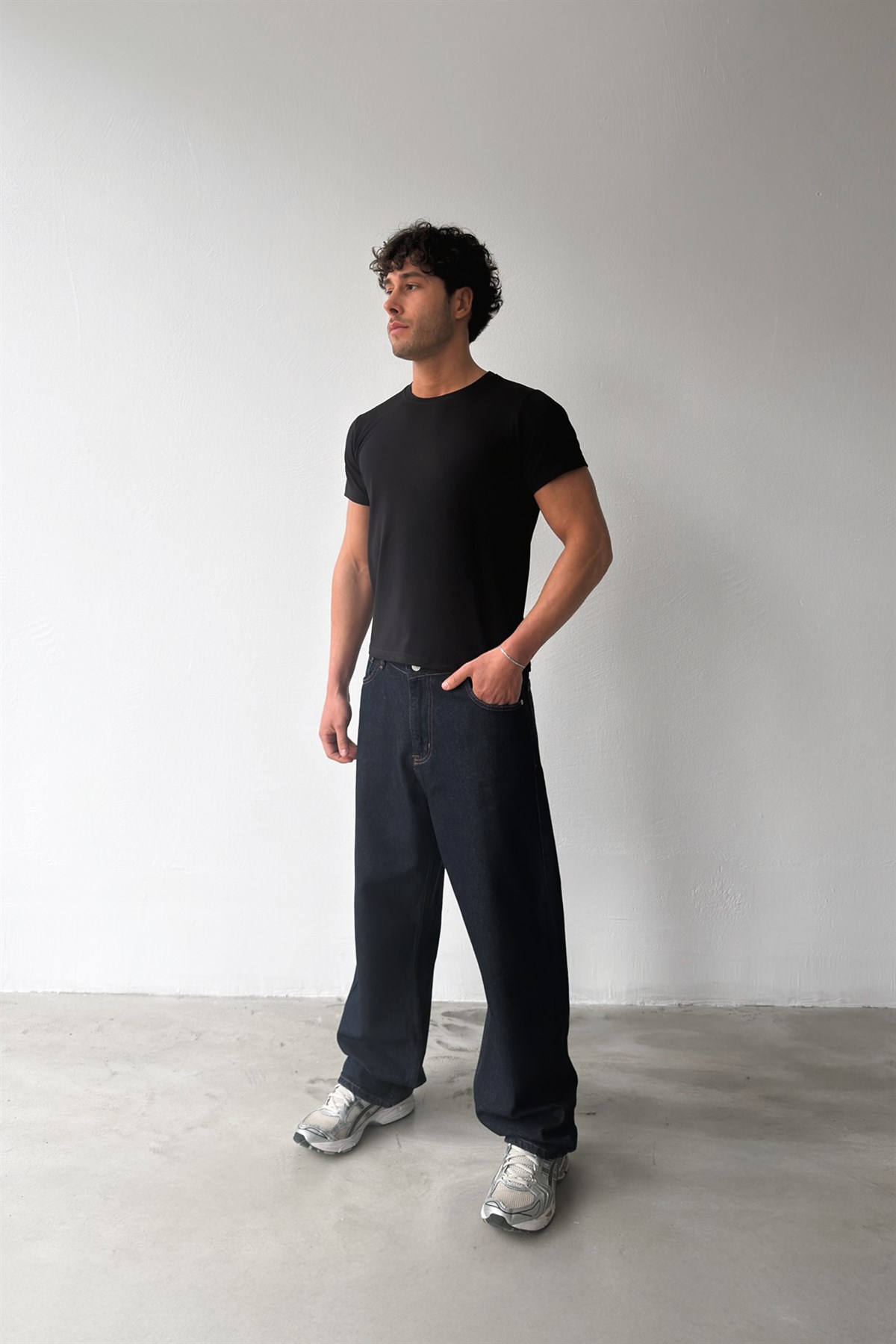 Basic Slim Fit Siyah Tişört