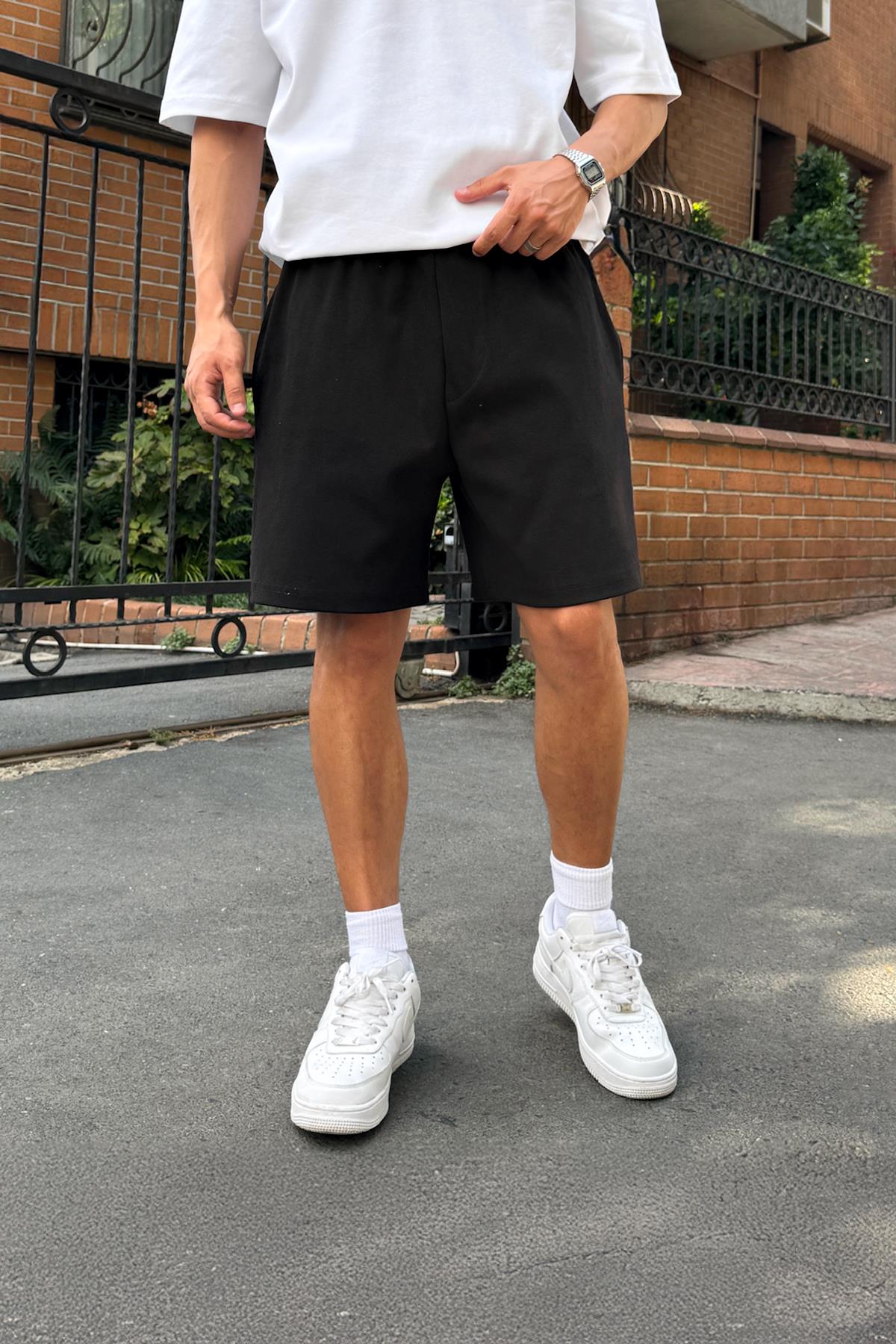 Bel Lastikli Siyah Şort