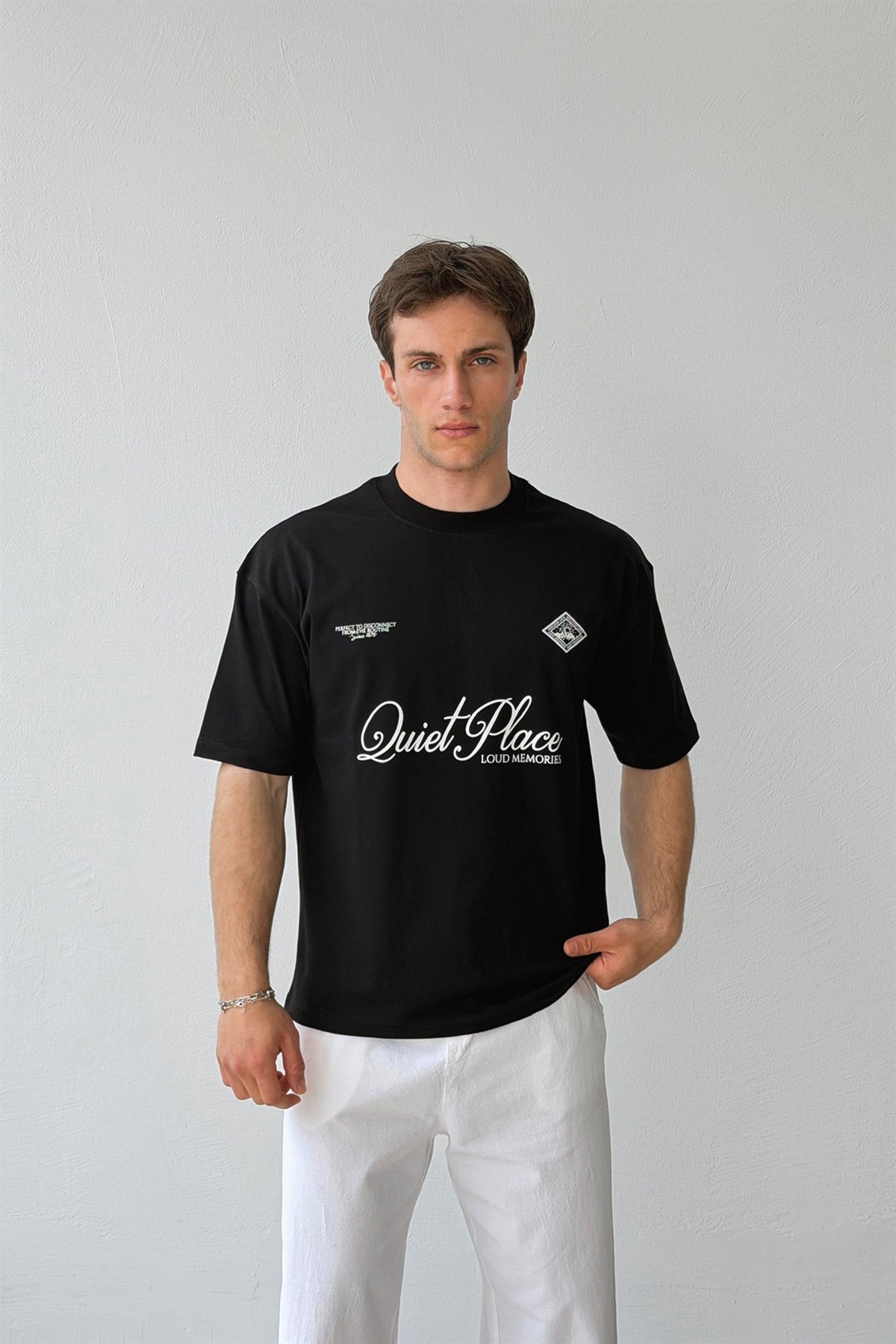 Bisiklet Yaka Quiet Place Baskılı Tişört