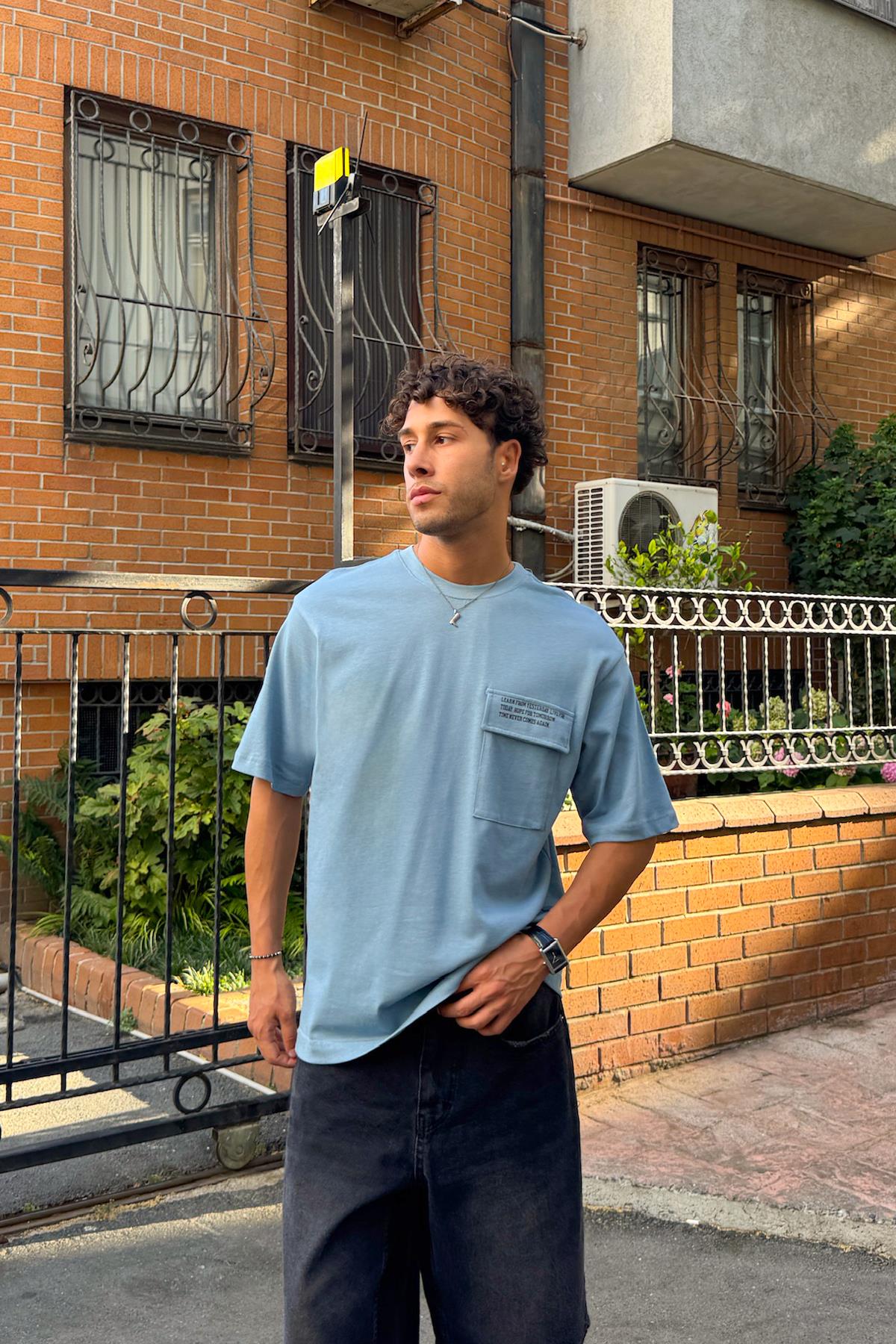 Cep Detaylı Oversize Tişört